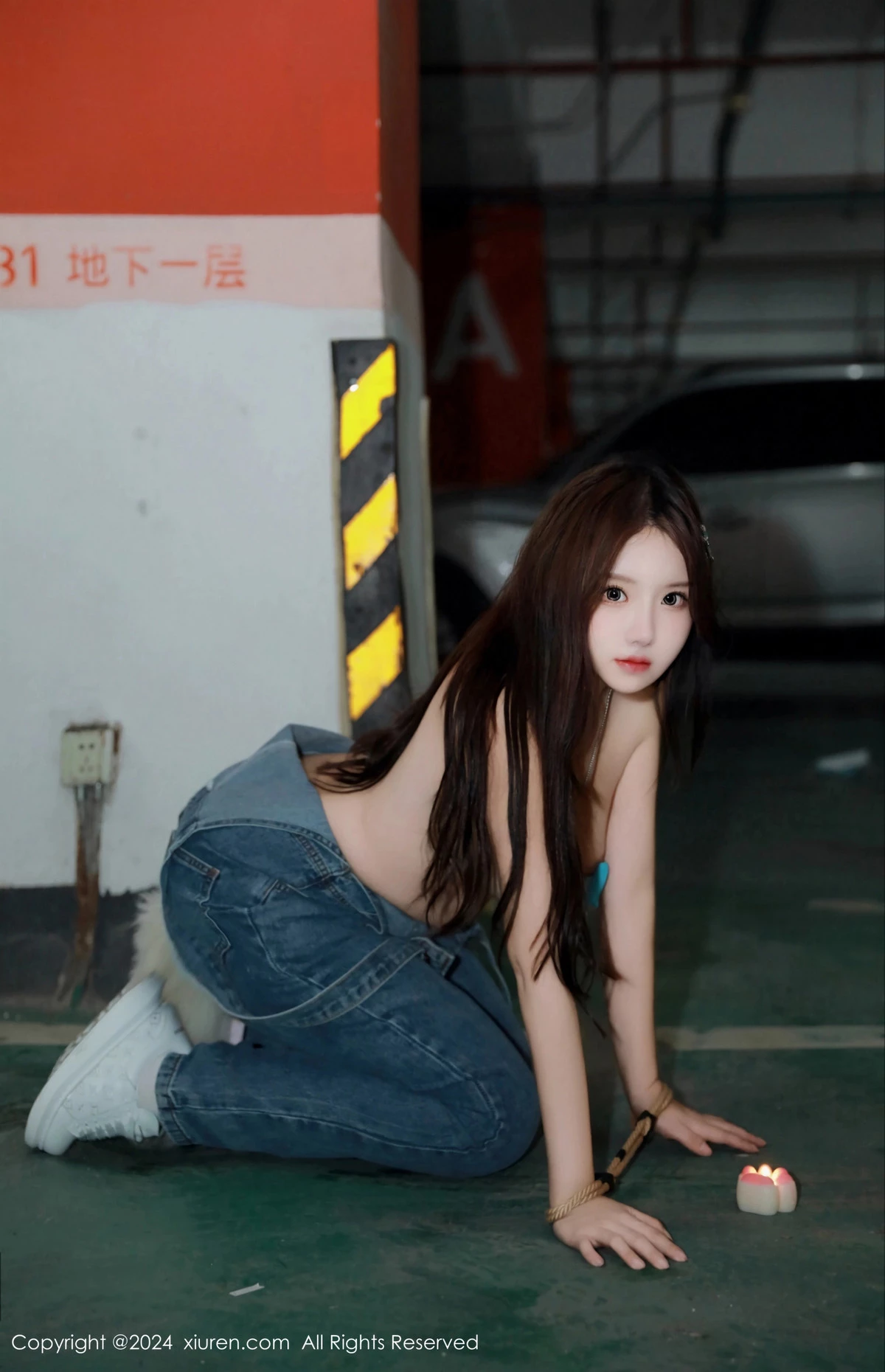 [[XiuRen秀人网]秀人网]No.8087_模特小薯条nienie电玩店场景性感牛仔背带裤秀曼妙身姿诱惑写真81P