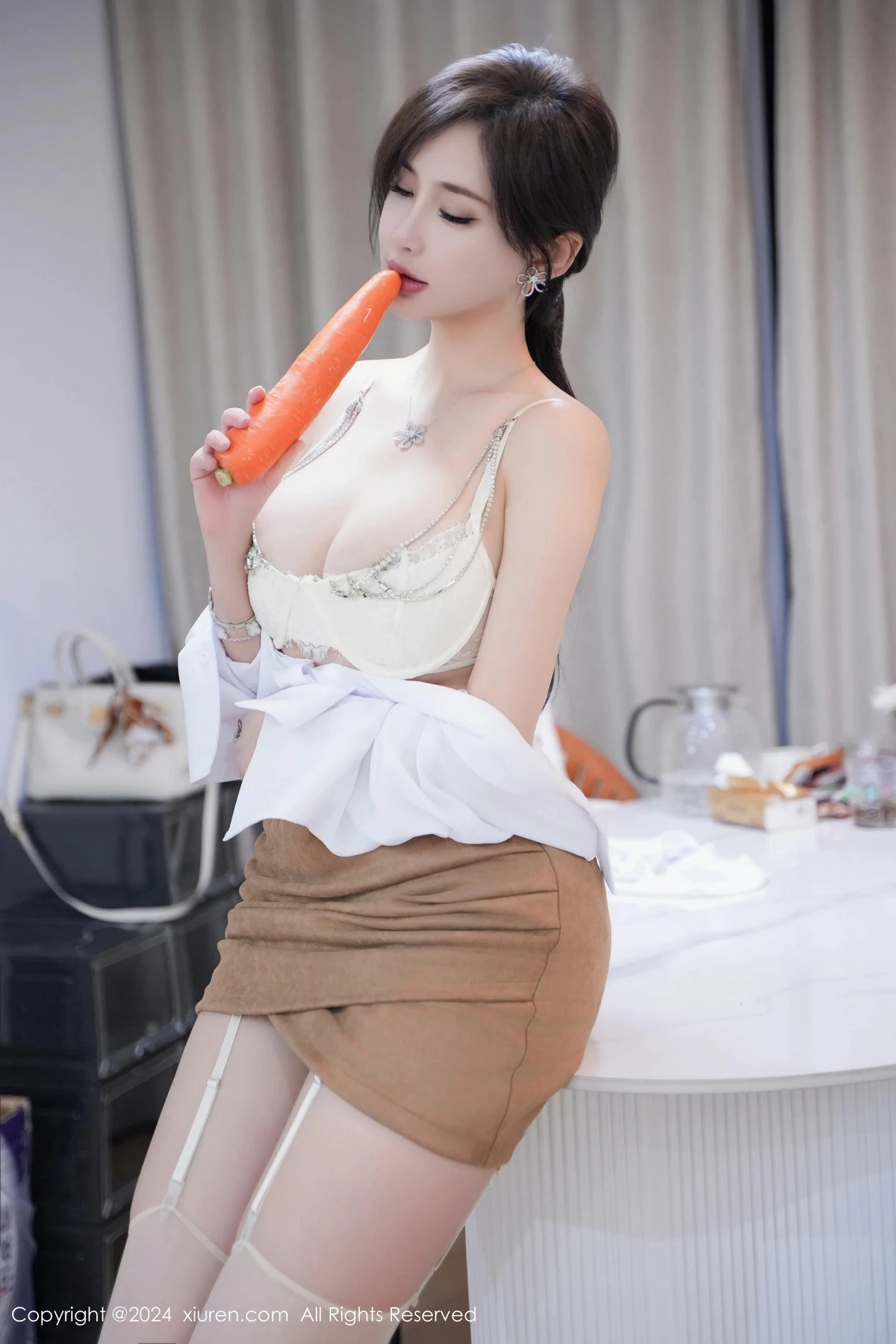 [[XiuRen秀人网]秀人网]No.8083_女神Carol周妍希性感白色上衣配肉丝吊袜秀丰满身材诱惑写真96P