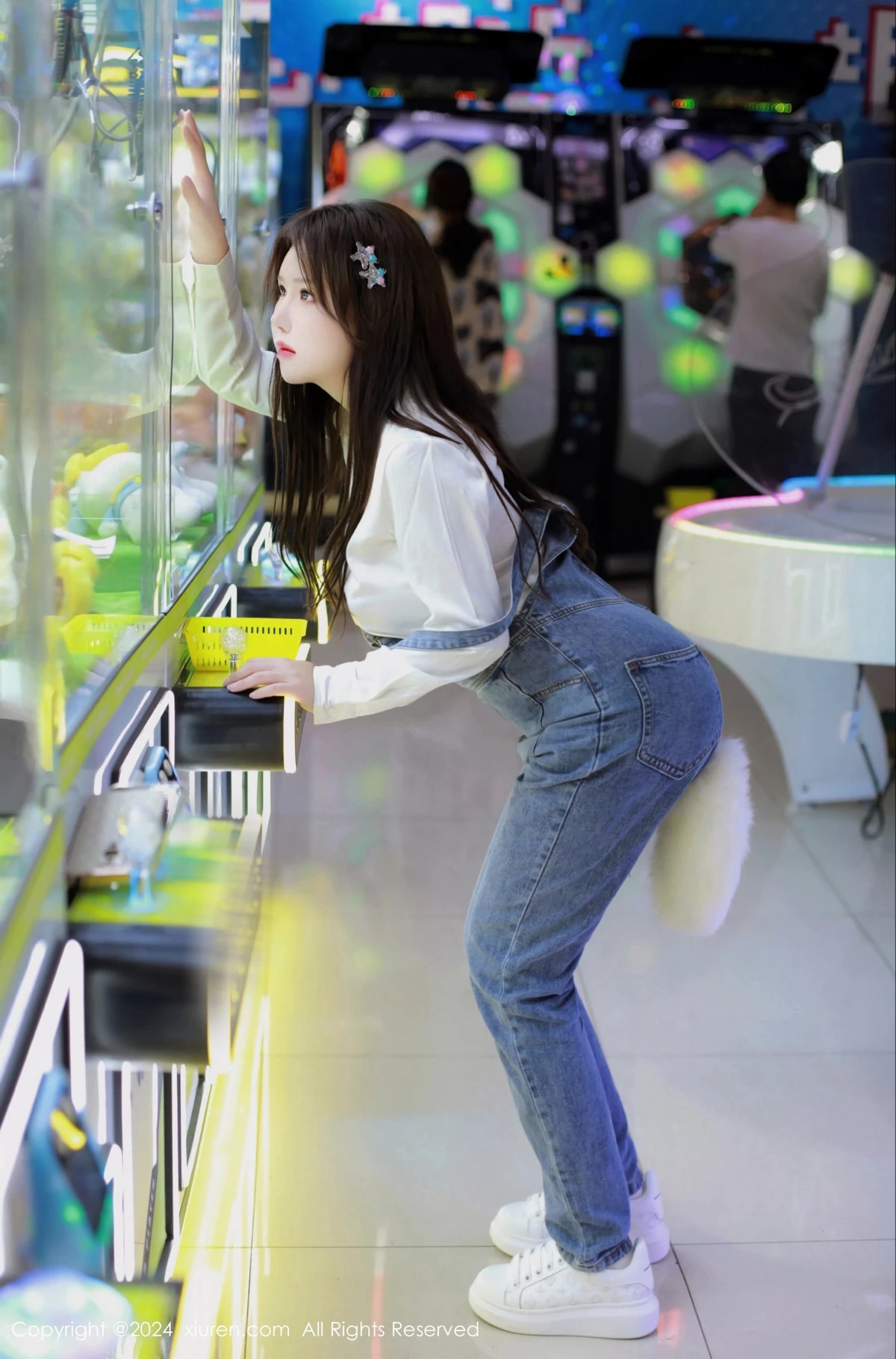 [[XiuRen秀人网]秀人网]No.8087_模特小薯条nienie电玩店场景性感牛仔背带裤秀曼妙身姿诱惑写真81P