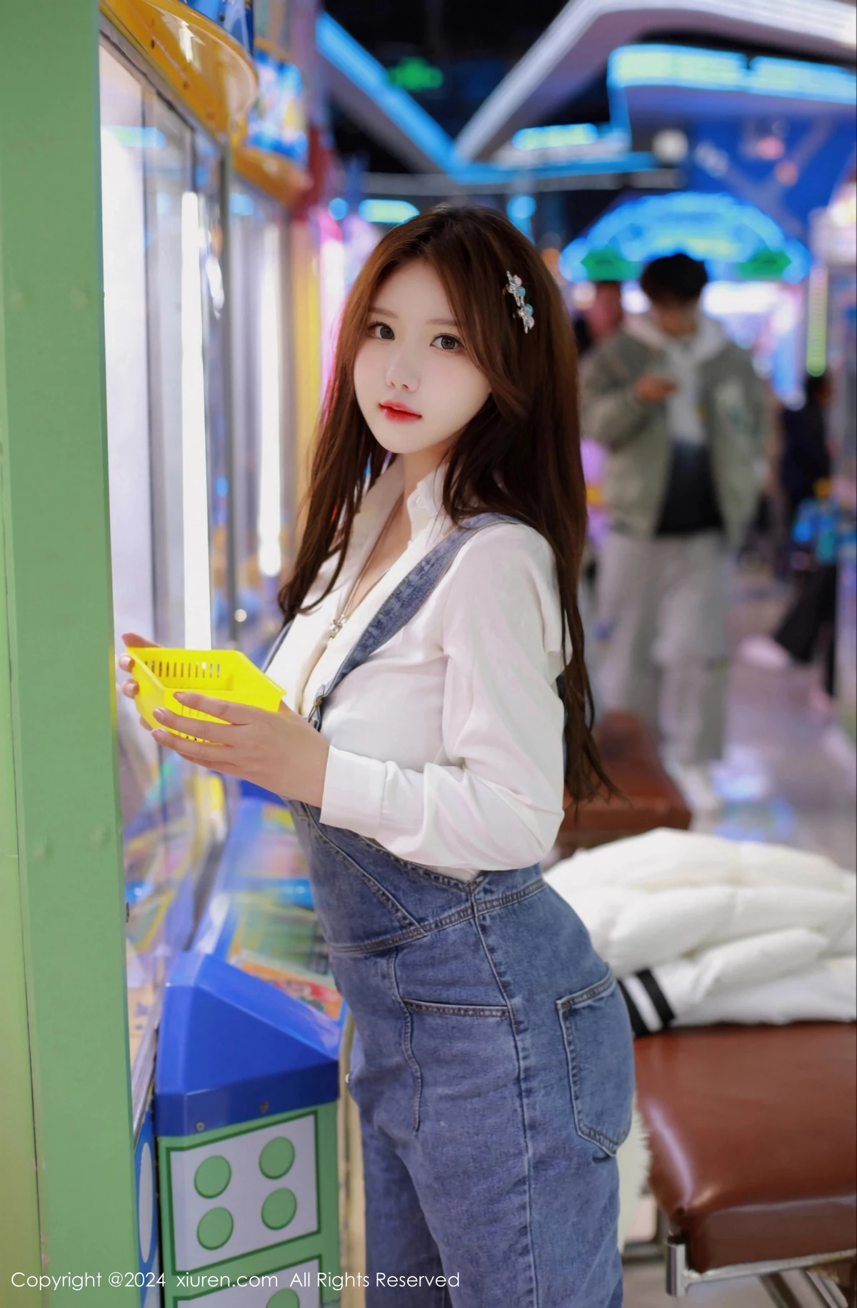 [[XiuRen秀人网]秀人网]No.8087_模特小薯条nienie电玩店场景性感牛仔背带裤秀曼妙身姿诱惑写真81P