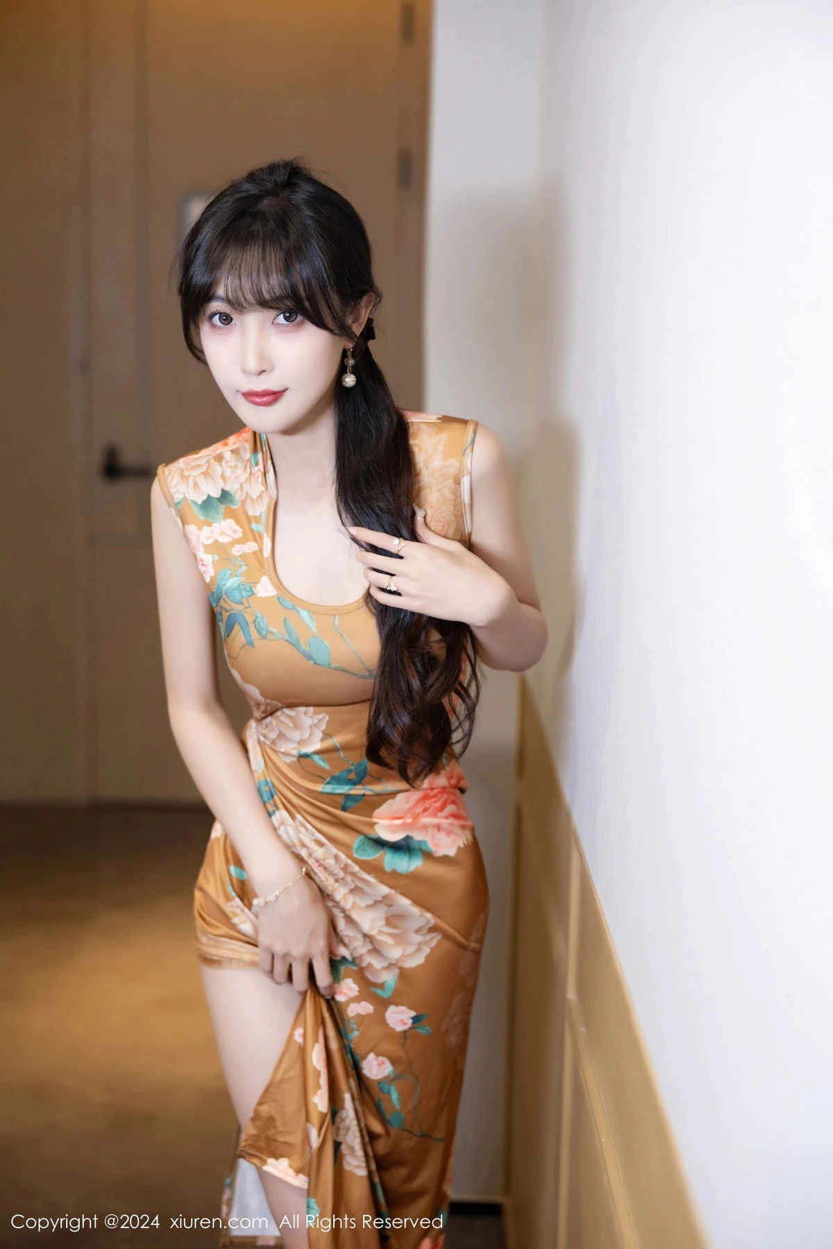 [[XiuRen秀人网]秀人网]No.8084_模特林星阑性感土黄色带图案旗袍服饰半脱秀曼妙身姿诱惑写真83P
