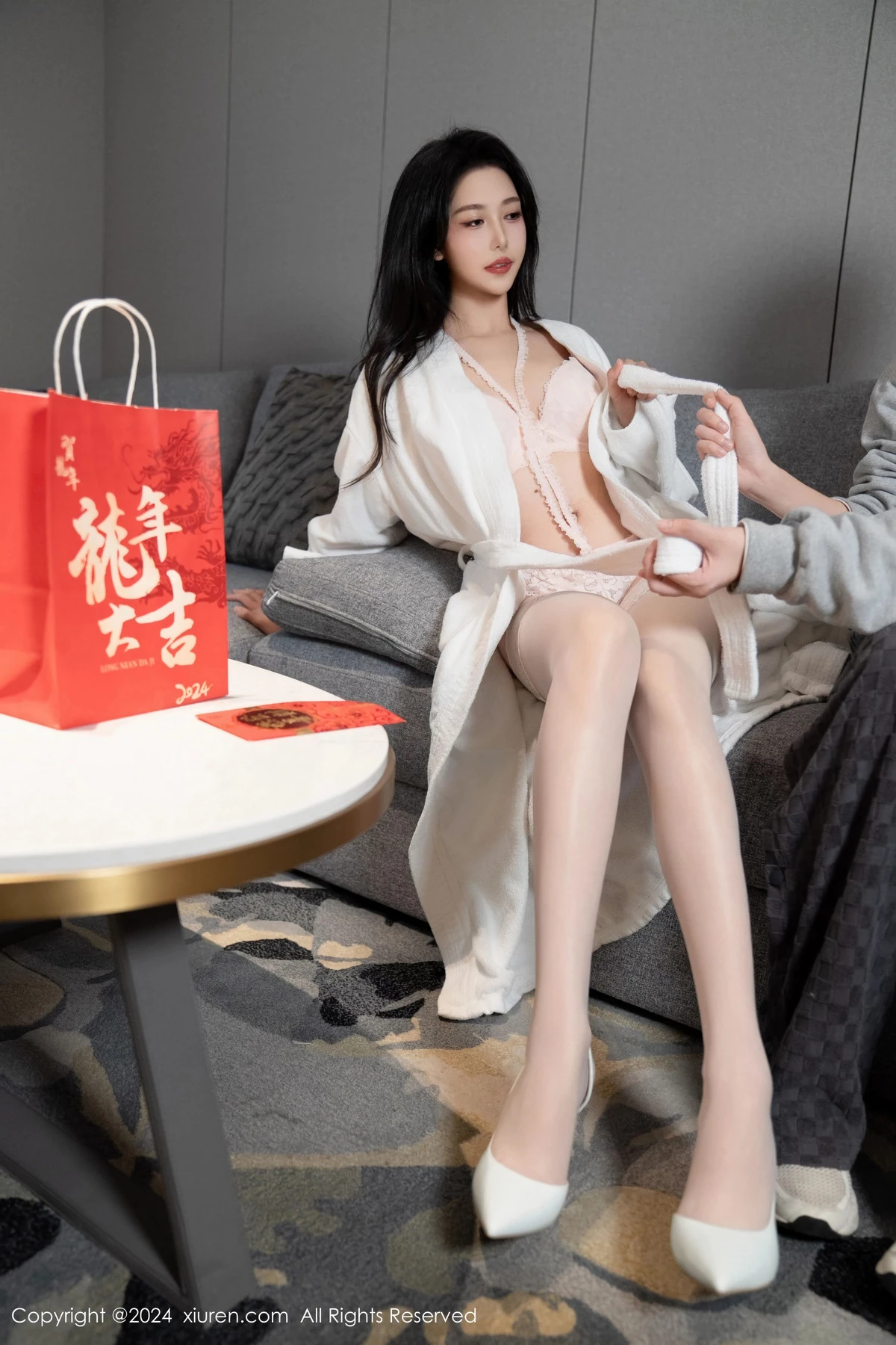 [[XiuRen秀人网]秀人网]No.8086_模特利世情节拍摄性感浅粉上衣配短裙露淡粉内衣完美诱惑写真105P