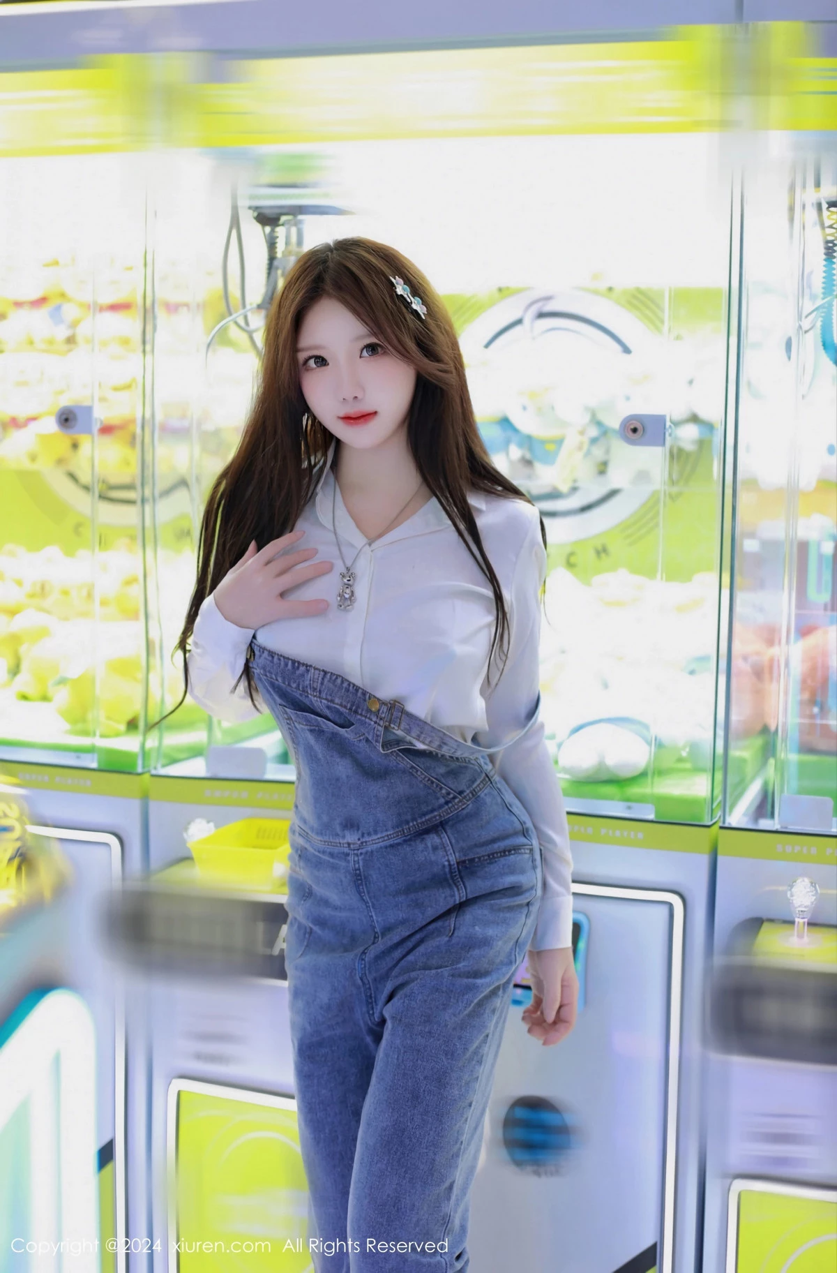 [[XiuRen秀人网]秀人网]No.8087_模特小薯条nienie电玩店场景性感牛仔背带裤秀曼妙身姿诱惑写真81P