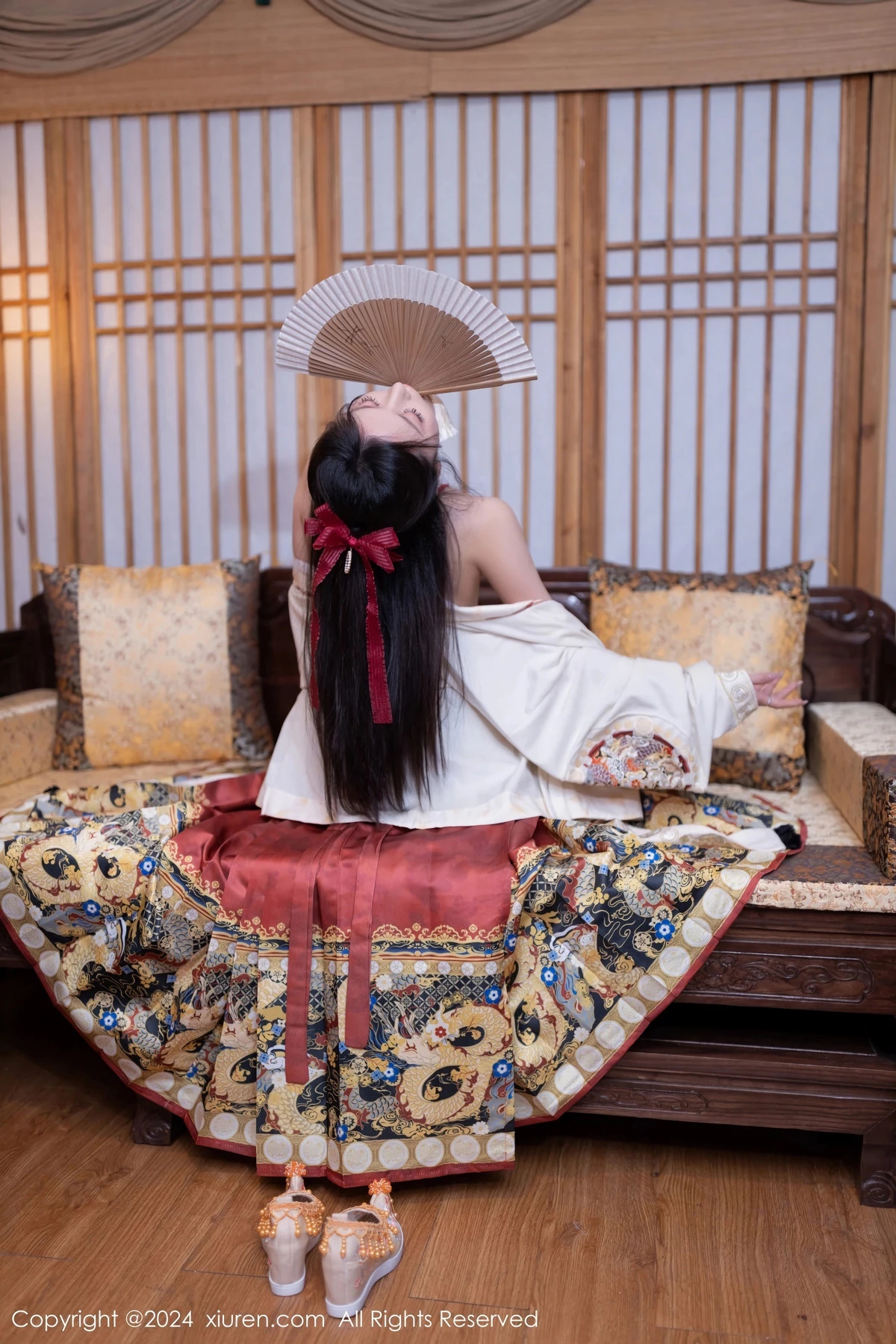 [[XiuRen秀人网]秀人网]No.8095_模特鱼子酱Fish贺新春主题红色服饰露红布兜秀曼妙身姿诱惑写真80P