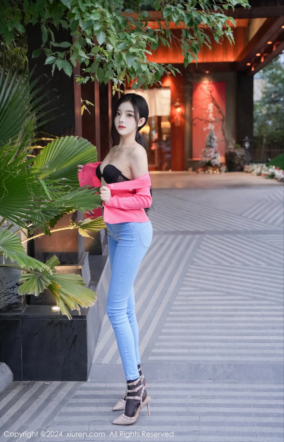 [[XiuRen秀人网]秀人网]No.8091_新人模特龙雪儿脱牛仔裤露性感黑色内衣配开档黑丝极致魅惑写真69P