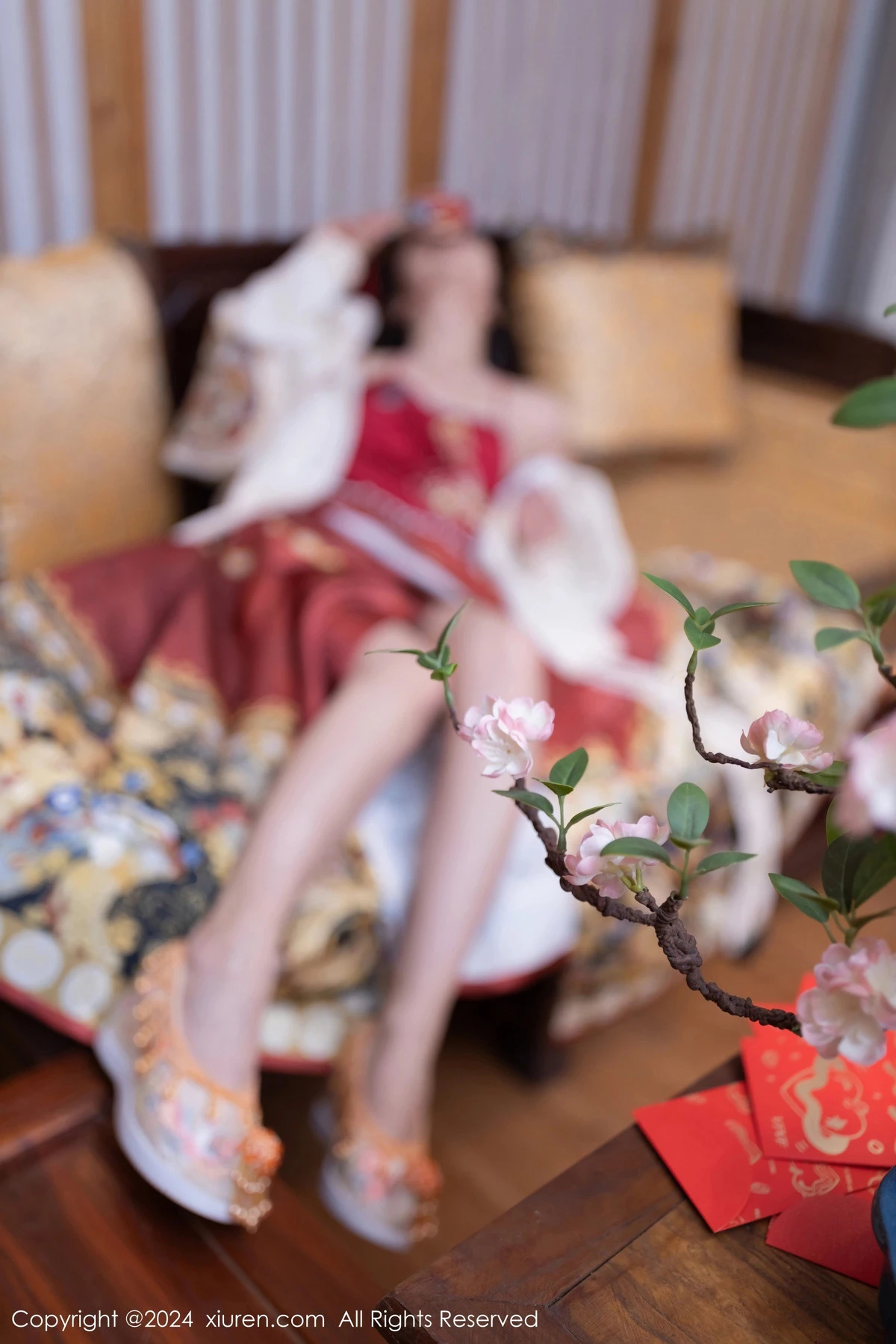 [[XiuRen秀人网]秀人网]No.8095_模特鱼子酱Fish贺新春主题红色服饰露红布兜秀曼妙身姿诱惑写真80P