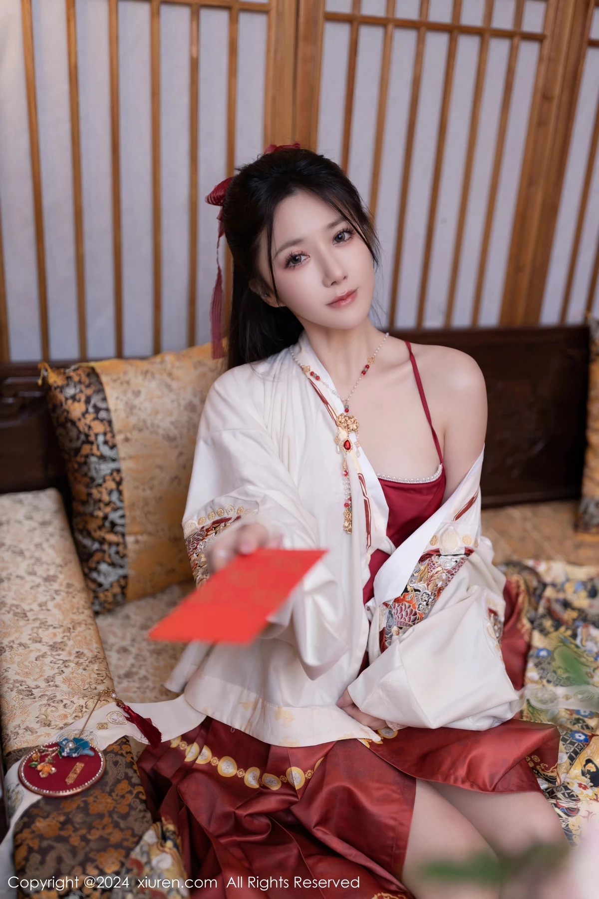 [[XiuRen秀人网]秀人网]No.8095_模特鱼子酱Fish贺新春主题红色服饰露红布兜秀曼妙身姿诱惑写真80P