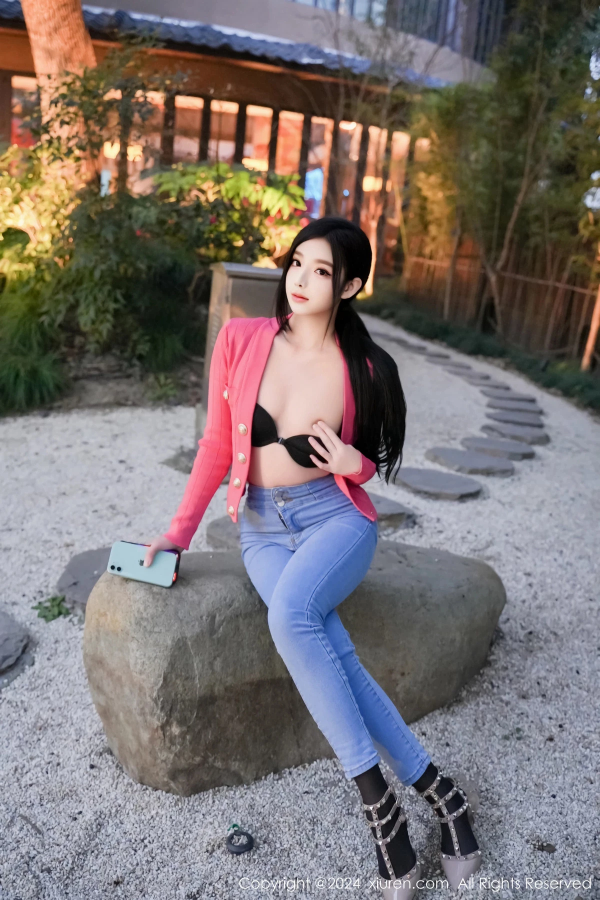 [[XiuRen秀人网]秀人网]No.8091_新人模特龙雪儿脱牛仔裤露性感黑色内衣配开档黑丝极致魅惑写真69P