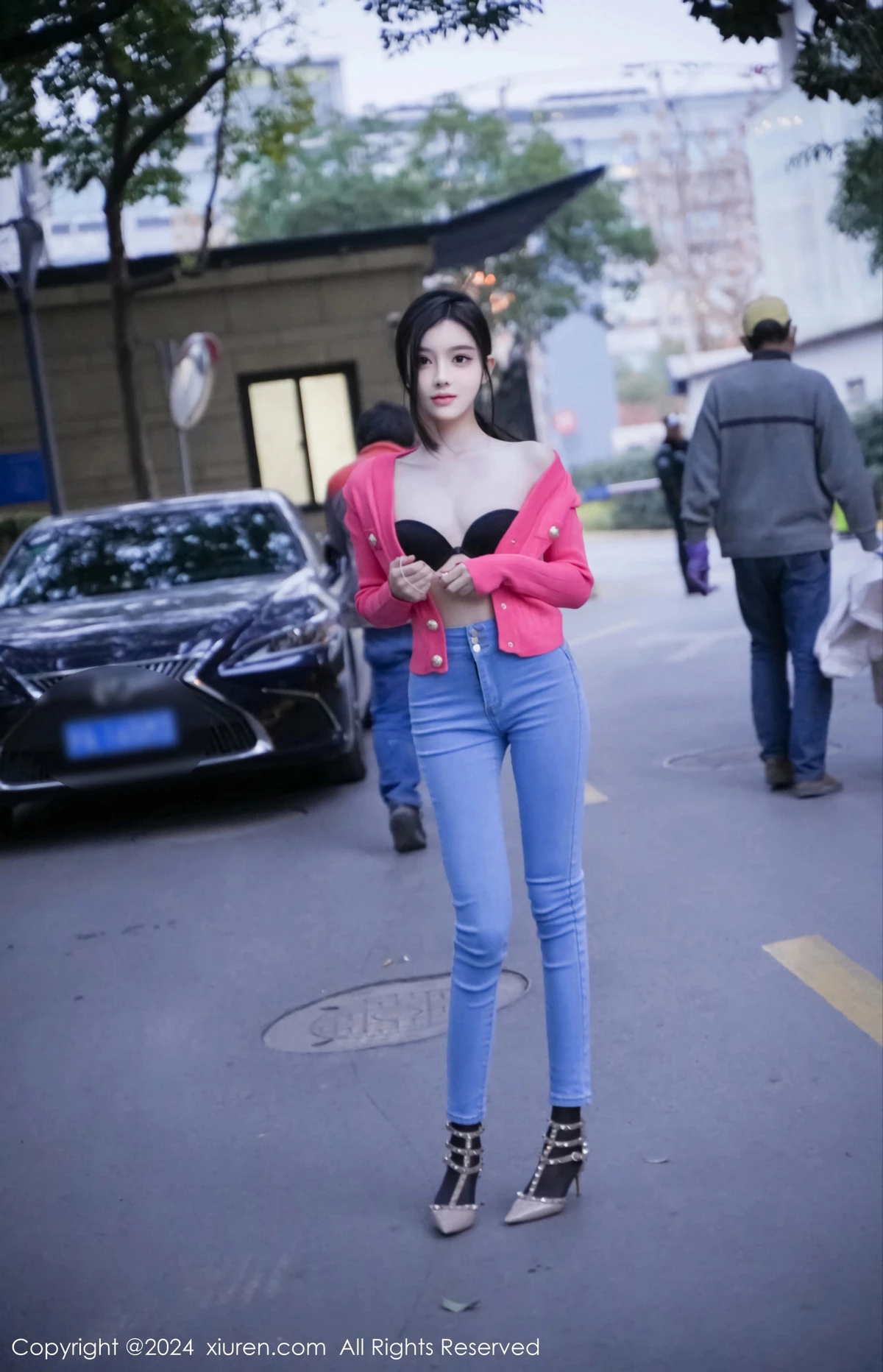 [[XiuRen秀人网]秀人网]No.8091_新人模特龙雪儿脱牛仔裤露性感黑色内衣配开档黑丝极致魅惑写真69P