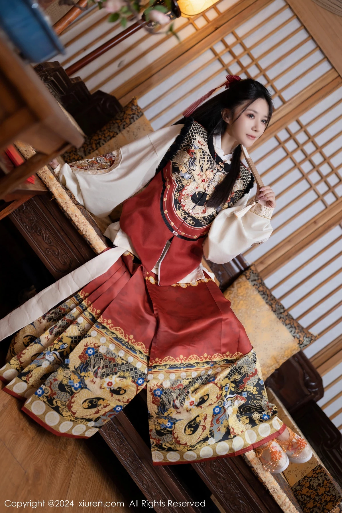 [[XiuRen秀人网]秀人网]No.8095_模特鱼子酱Fish贺新春主题红色服饰露红布兜秀曼妙身姿诱惑写真80P