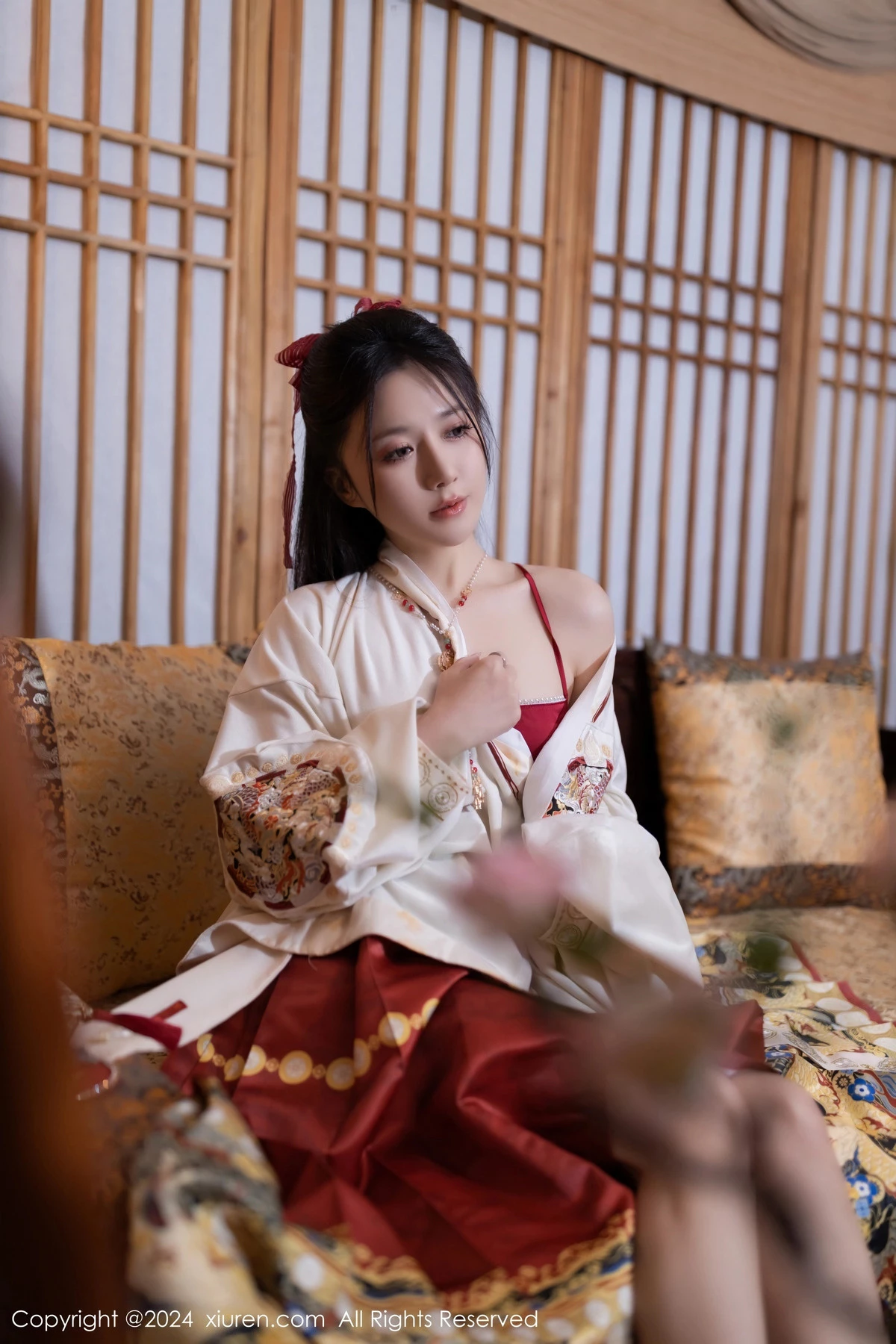 [[XiuRen秀人网]秀人网]No.8095_模特鱼子酱Fish贺新春主题红色服饰露红布兜秀曼妙身姿诱惑写真80P