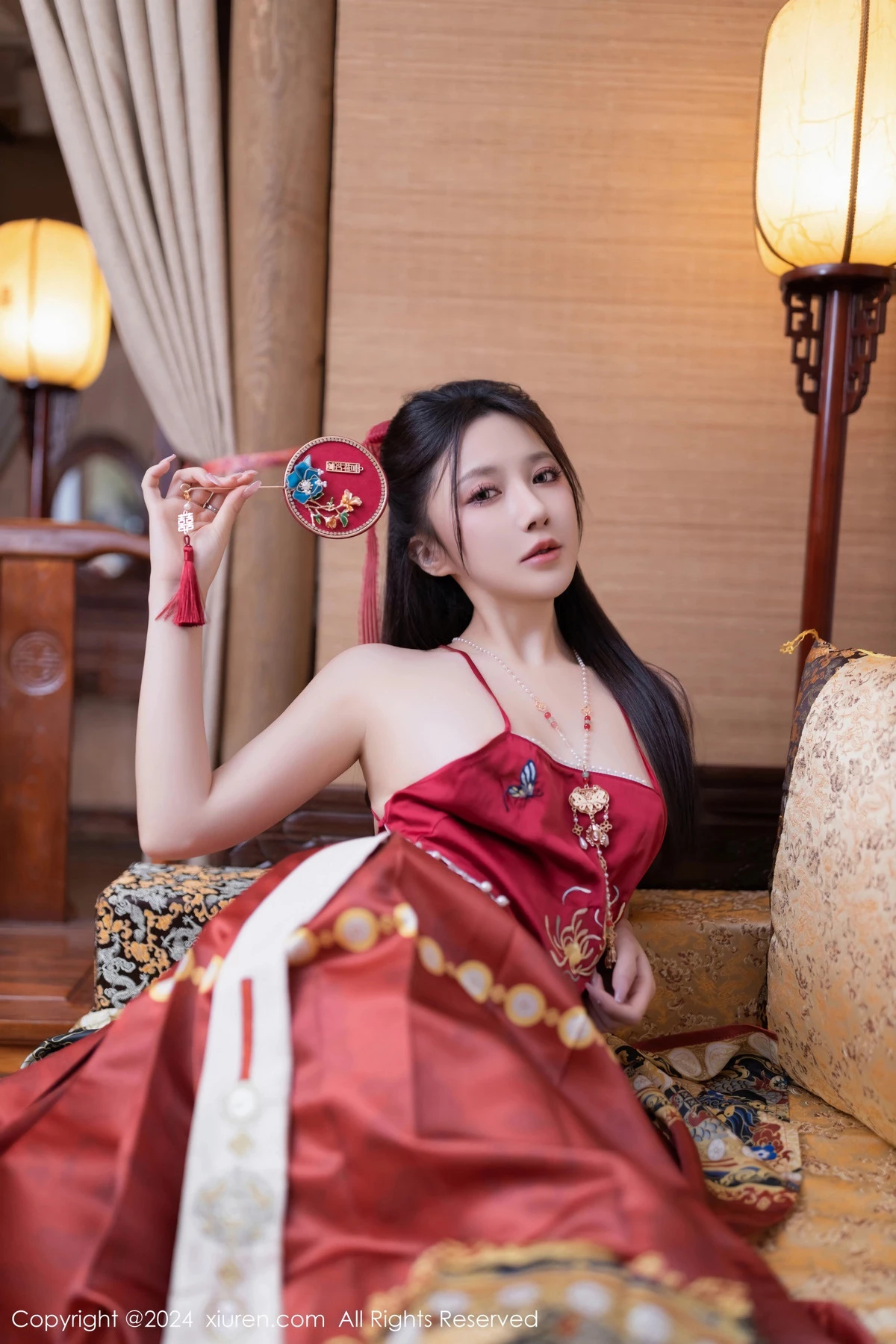 [[XiuRen秀人网]秀人网]No.8095_模特鱼子酱Fish贺新春主题红色服饰露红布兜秀曼妙身姿诱惑写真80P