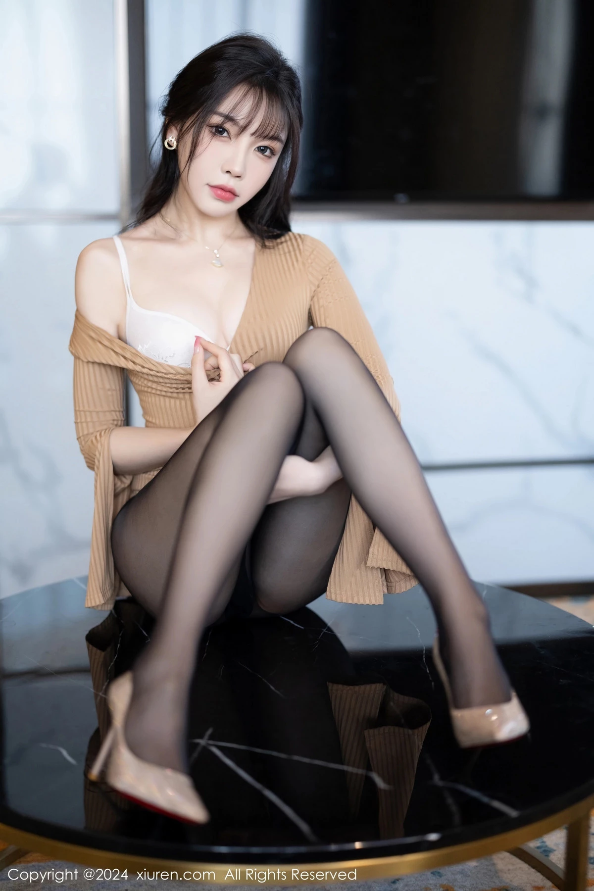 [[XiuRen秀人网]秀人网]No.8096_女神徐莉芝Booty性感暗红色内衣+白色内衣配超薄黑丝诱惑写真84P