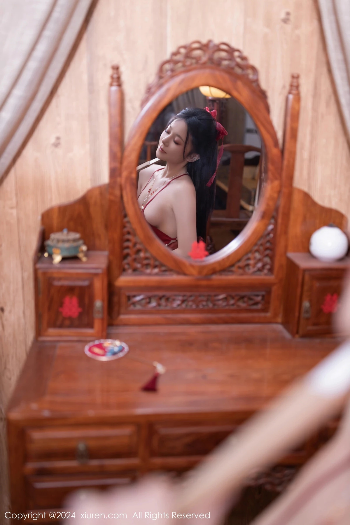 [[XiuRen秀人网]秀人网]No.8095_模特鱼子酱Fish贺新春主题红色服饰露红布兜秀曼妙身姿诱惑写真80P