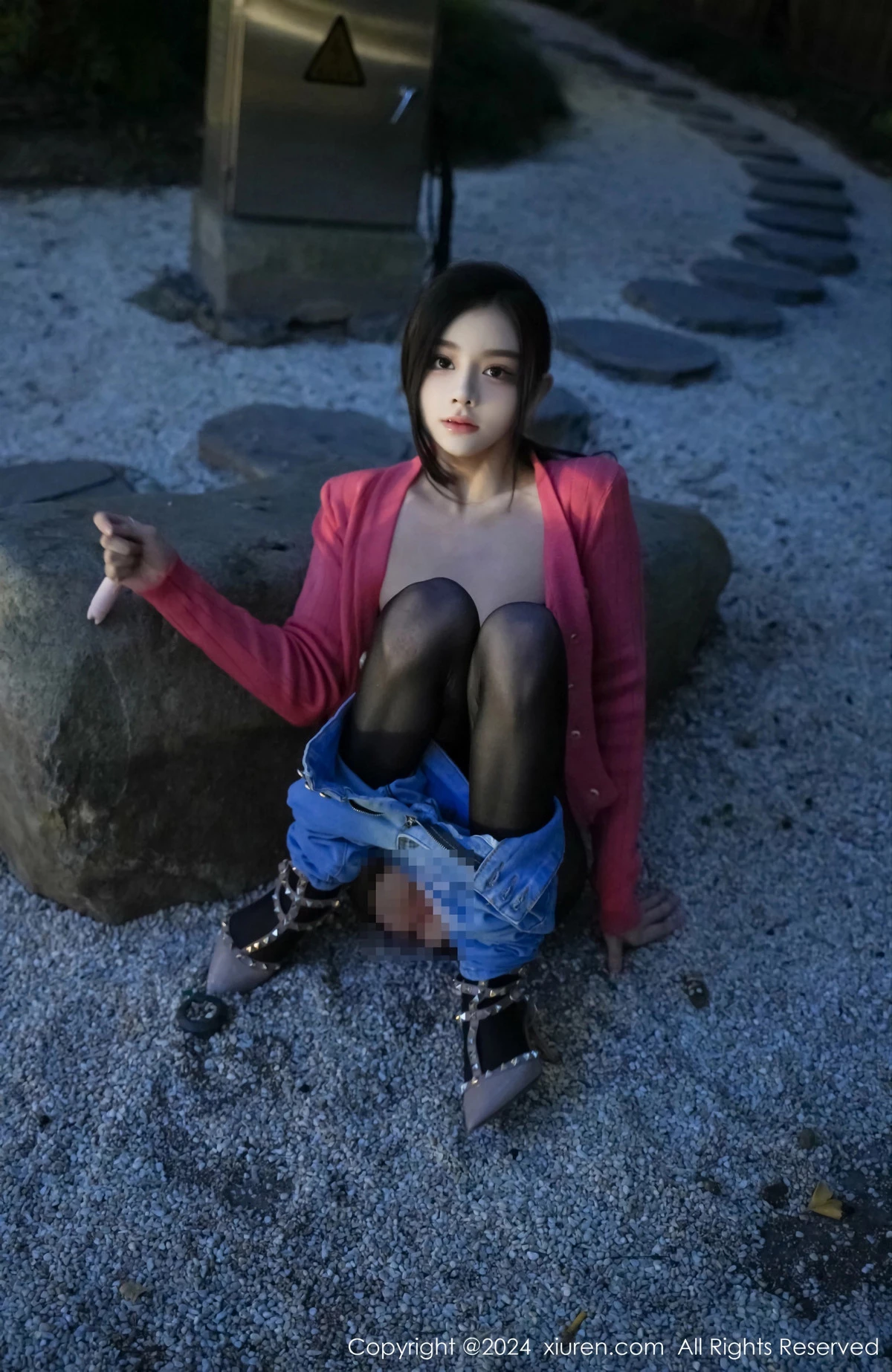 [[XiuRen秀人网]秀人网]No.8091_新人模特龙雪儿脱牛仔裤露性感黑色内衣配开档黑丝极致魅惑写真69P