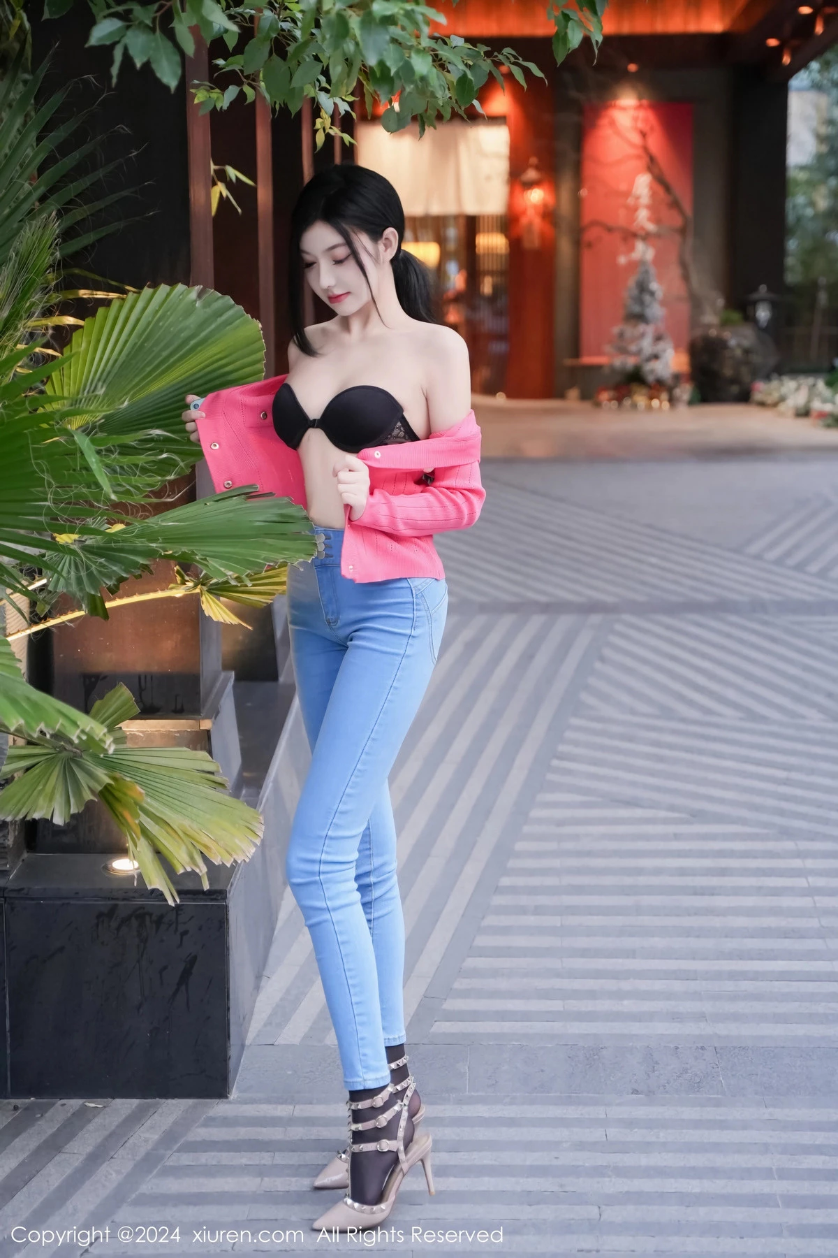 [[XiuRen秀人网]秀人网]No.8091_新人模特龙雪儿脱牛仔裤露性感黑色内衣配开档黑丝极致魅惑写真69P