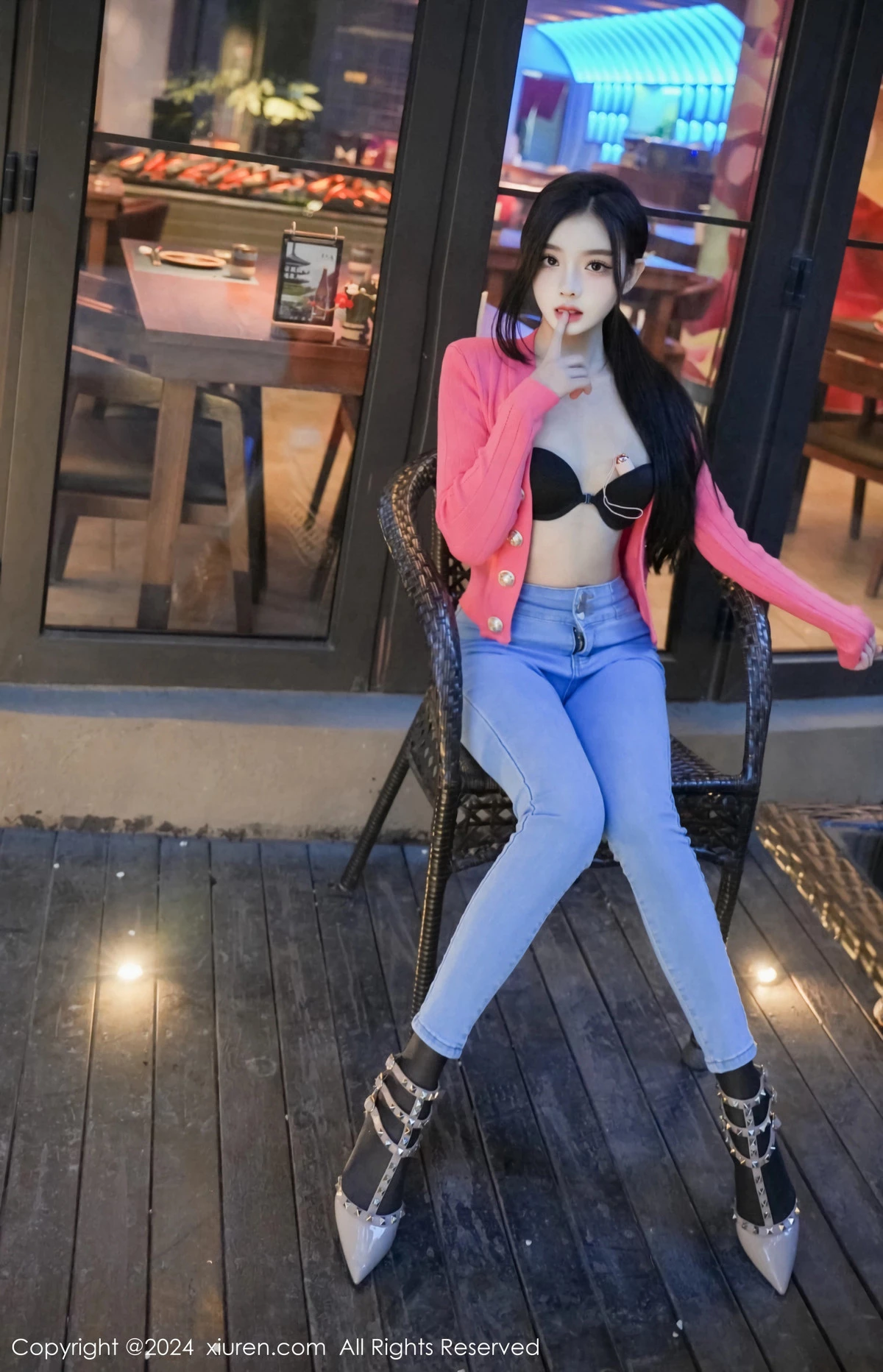 [[XiuRen秀人网]秀人网]No.8091_新人模特龙雪儿脱牛仔裤露性感黑色内衣配开档黑丝极致魅惑写真69P