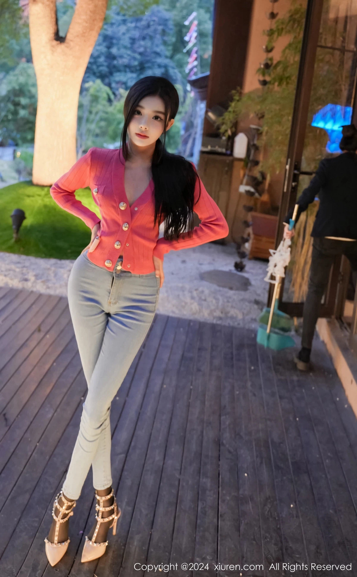 [[XiuRen秀人网]秀人网]No.8091_新人模特龙雪儿脱牛仔裤露性感黑色内衣配开档黑丝极致魅惑写真69P