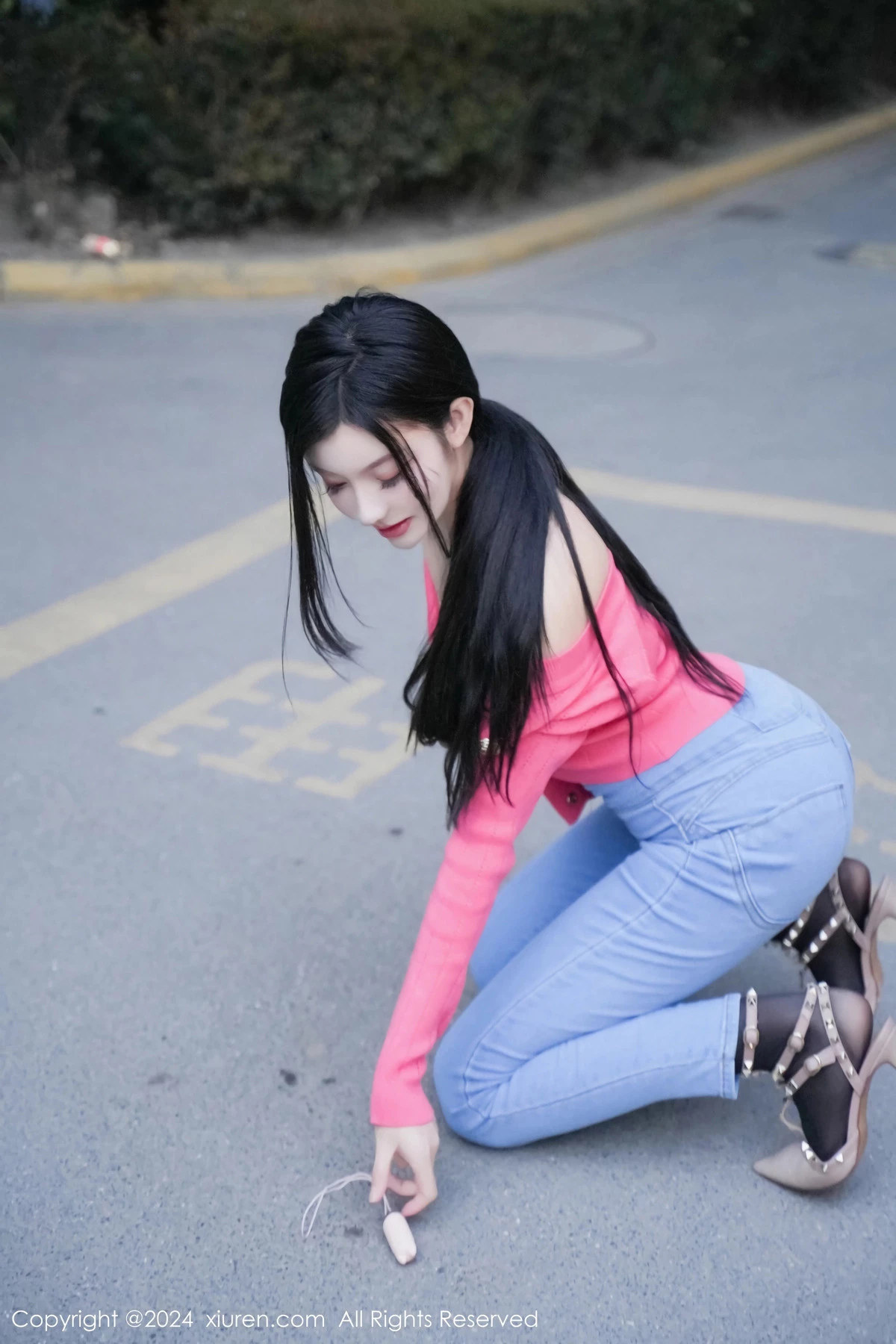 [[XiuRen秀人网]秀人网]No.8091_新人模特龙雪儿脱牛仔裤露性感黑色内衣配开档黑丝极致魅惑写真69P