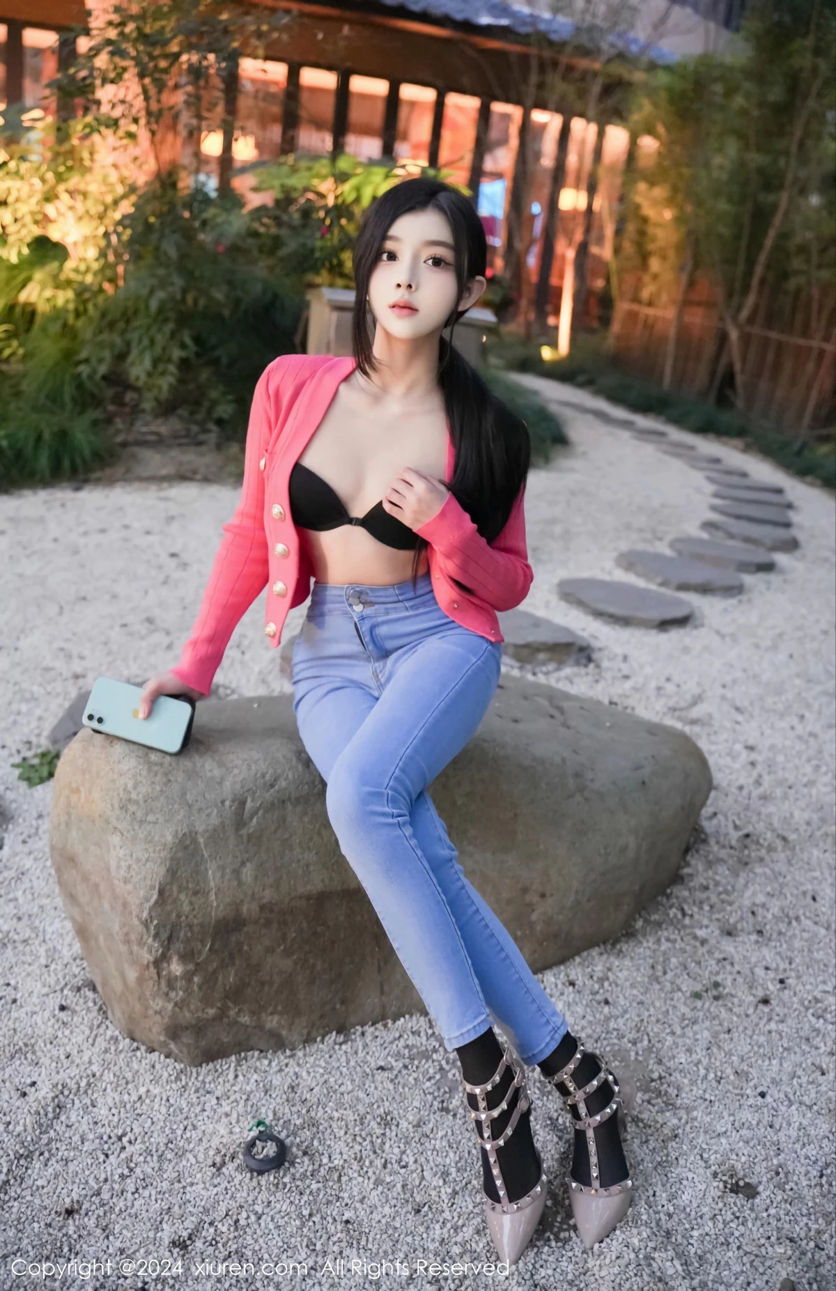 [[XiuRen秀人网]秀人网]No.8091_新人模特龙雪儿脱牛仔裤露性感黑色内衣配开档黑丝极致魅惑写真69P