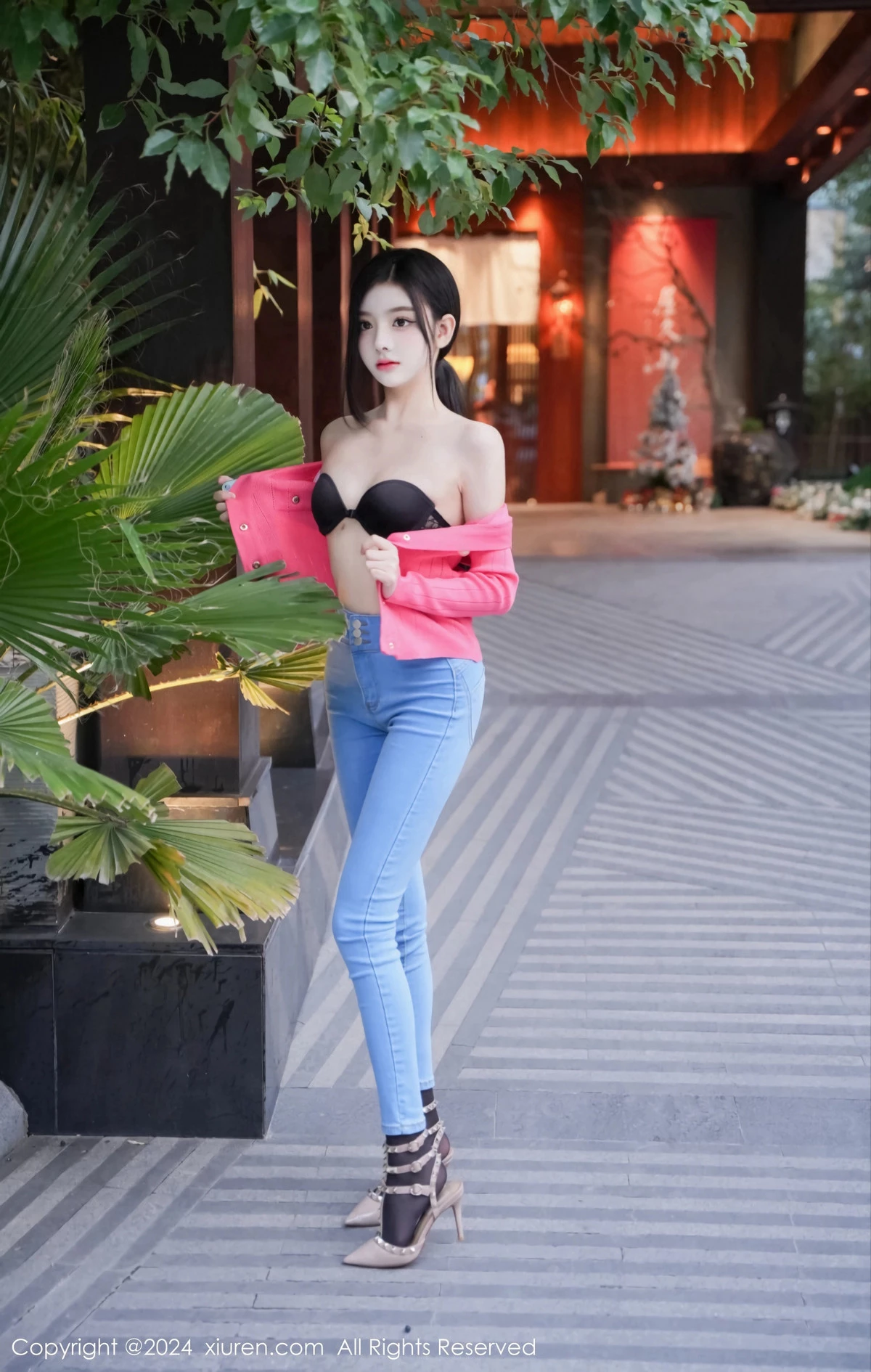 [[XiuRen秀人网]秀人网]No.8091_新人模特龙雪儿脱牛仔裤露性感黑色内衣配开档黑丝极致魅惑写真69P