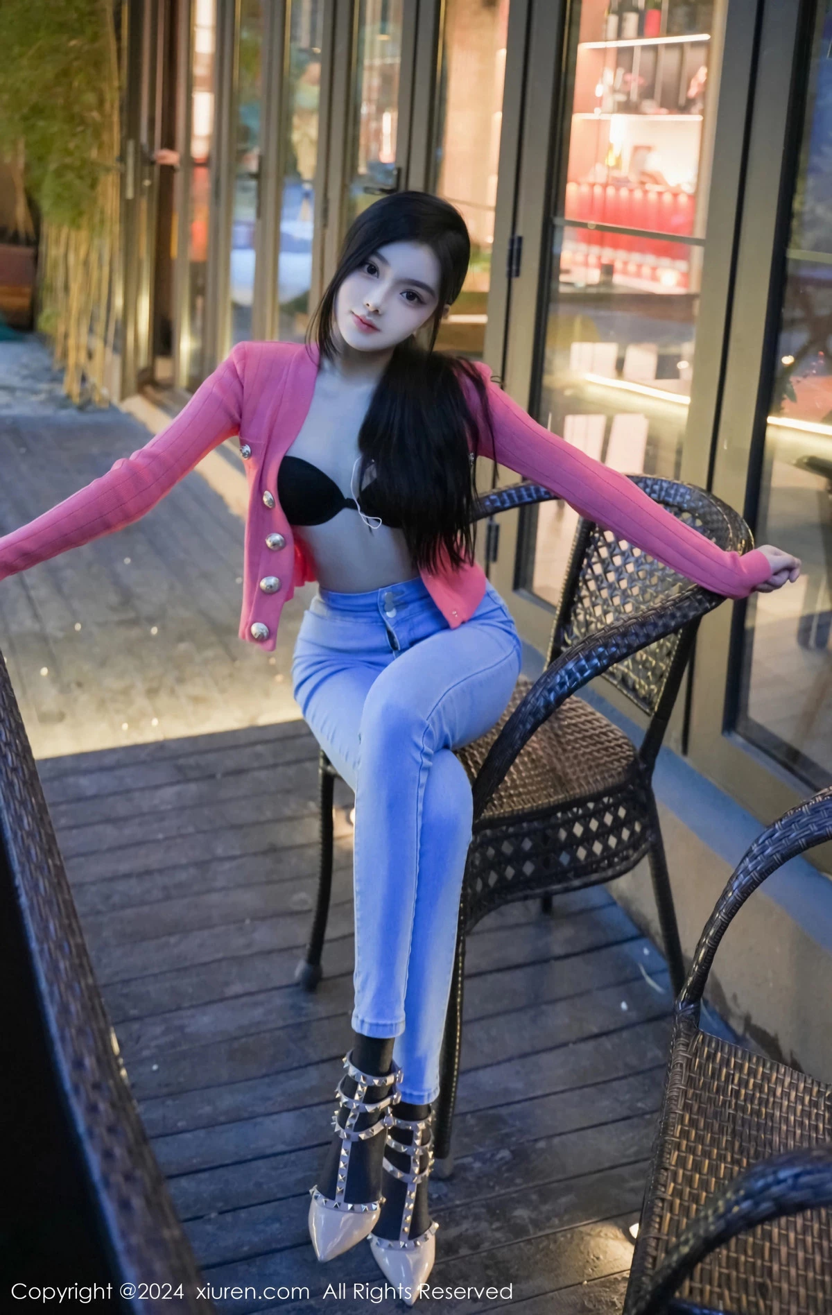 [[XiuRen秀人网]秀人网]No.8091_新人模特龙雪儿脱牛仔裤露性感黑色内衣配开档黑丝极致魅惑写真69P