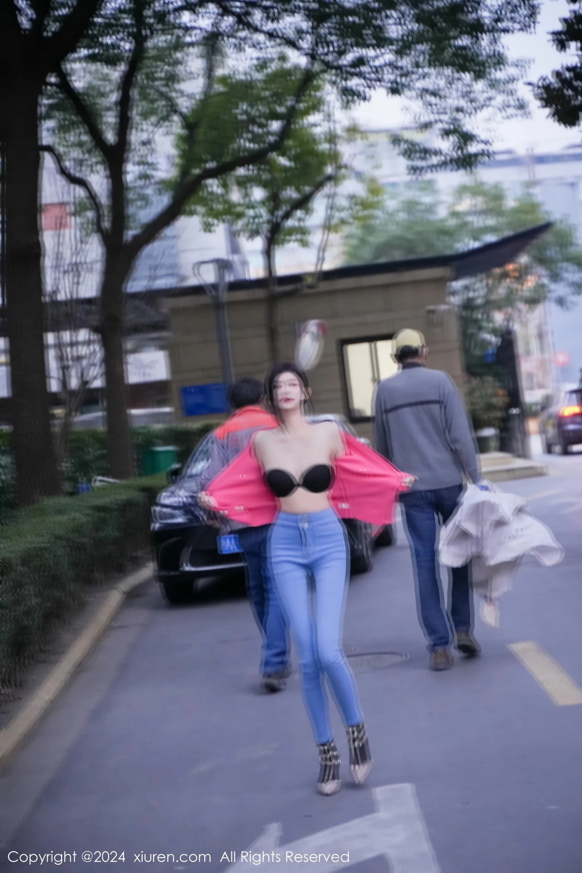 [[XiuRen秀人网]秀人网]No.8091_新人模特龙雪儿脱牛仔裤露性感黑色内衣配开档黑丝极致魅惑写真69P