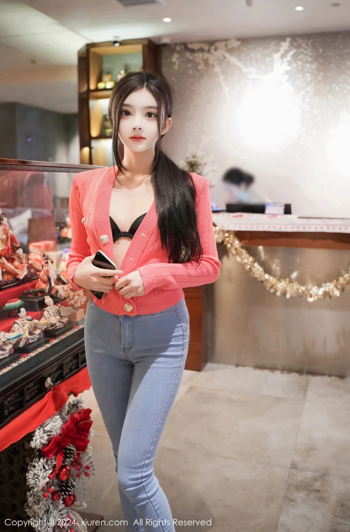 [[XiuRen秀人网]秀人网]No.8091_新人模特龙雪儿脱牛仔裤露性感黑色内衣配开档黑丝极致魅惑写真69P