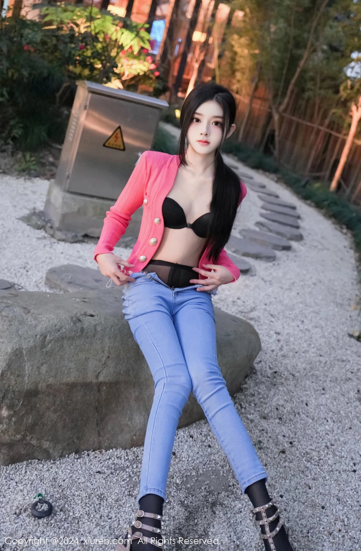 [[XiuRen秀人网]秀人网]No.8091_新人模特龙雪儿脱牛仔裤露性感黑色内衣配开档黑丝极致魅惑写真69P