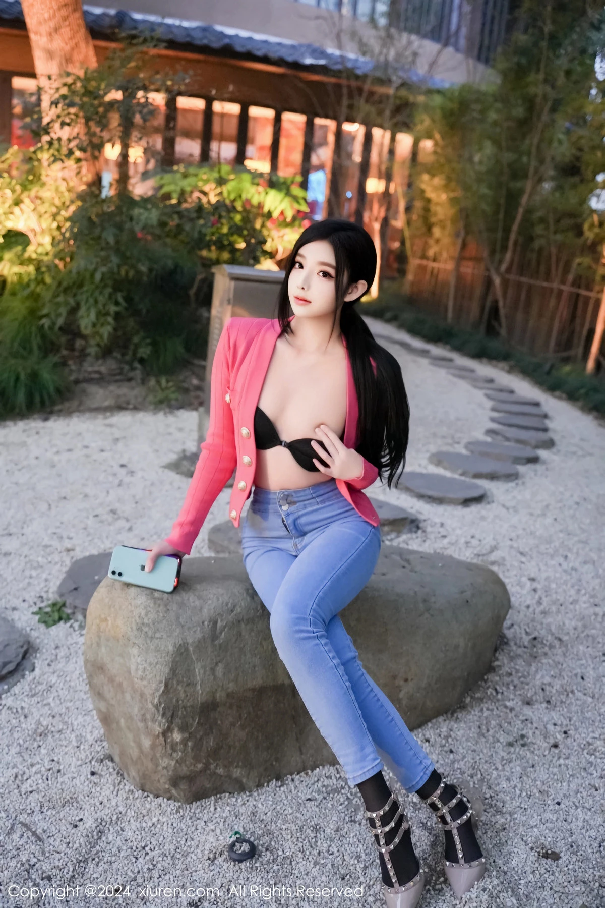 [[XiuRen秀人网]秀人网]No.8091_新人模特龙雪儿脱牛仔裤露性感黑色内衣配开档黑丝极致魅惑写真69P