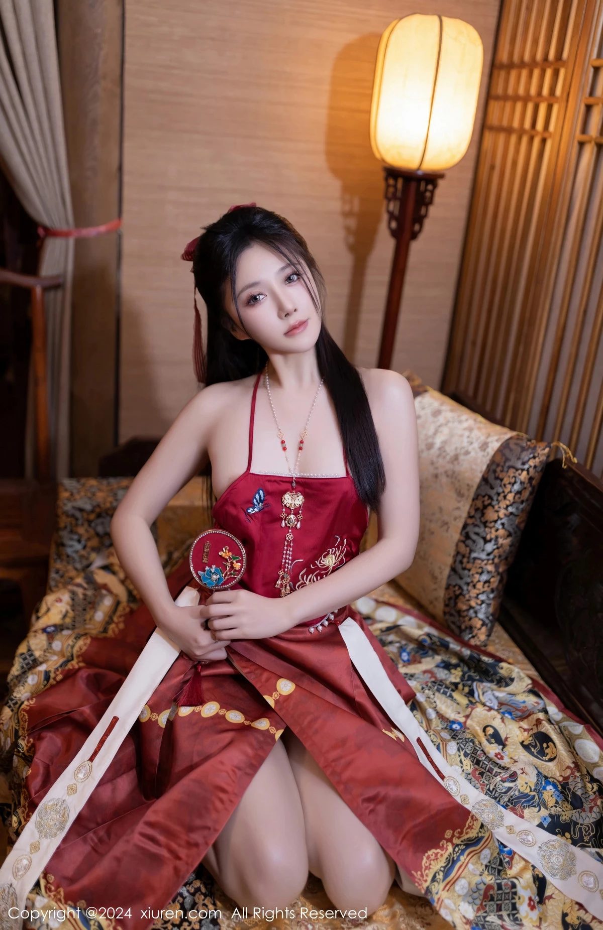 [[XiuRen秀人网]秀人网]No.8095_模特鱼子酱Fish贺新春主题红色服饰露红布兜秀曼妙身姿诱惑写真80P