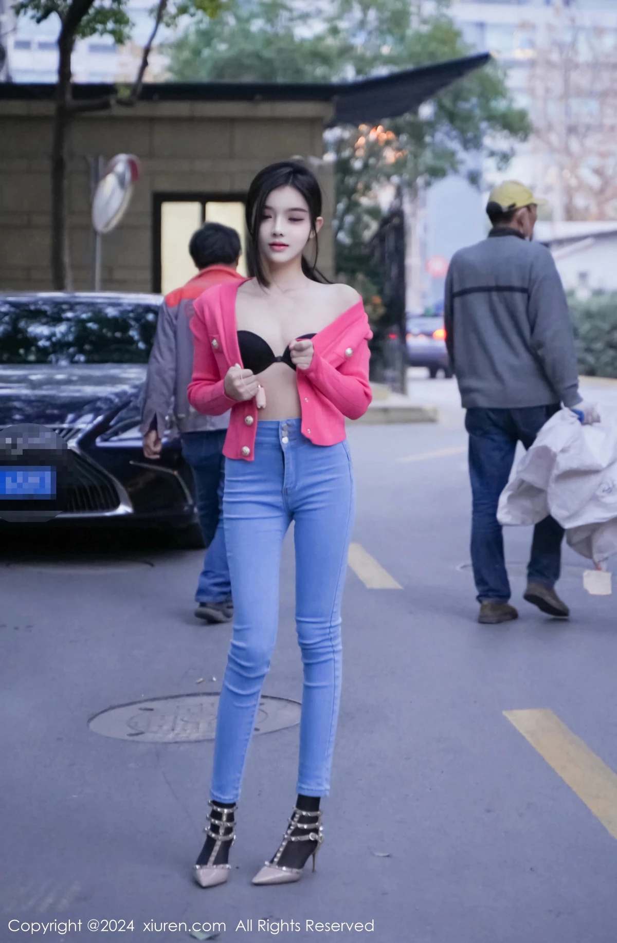 [[XiuRen秀人网]秀人网]No.8091_新人模特龙雪儿脱牛仔裤露性感黑色内衣配开档黑丝极致魅惑写真69P