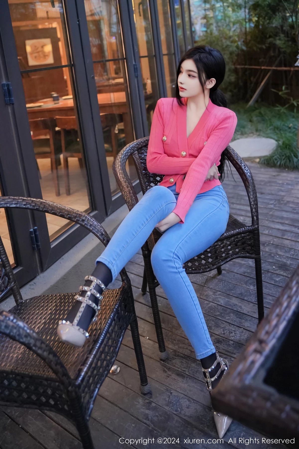 [[XiuRen秀人网]秀人网]No.8091_新人模特龙雪儿脱牛仔裤露性感黑色内衣配开档黑丝极致魅惑写真69P