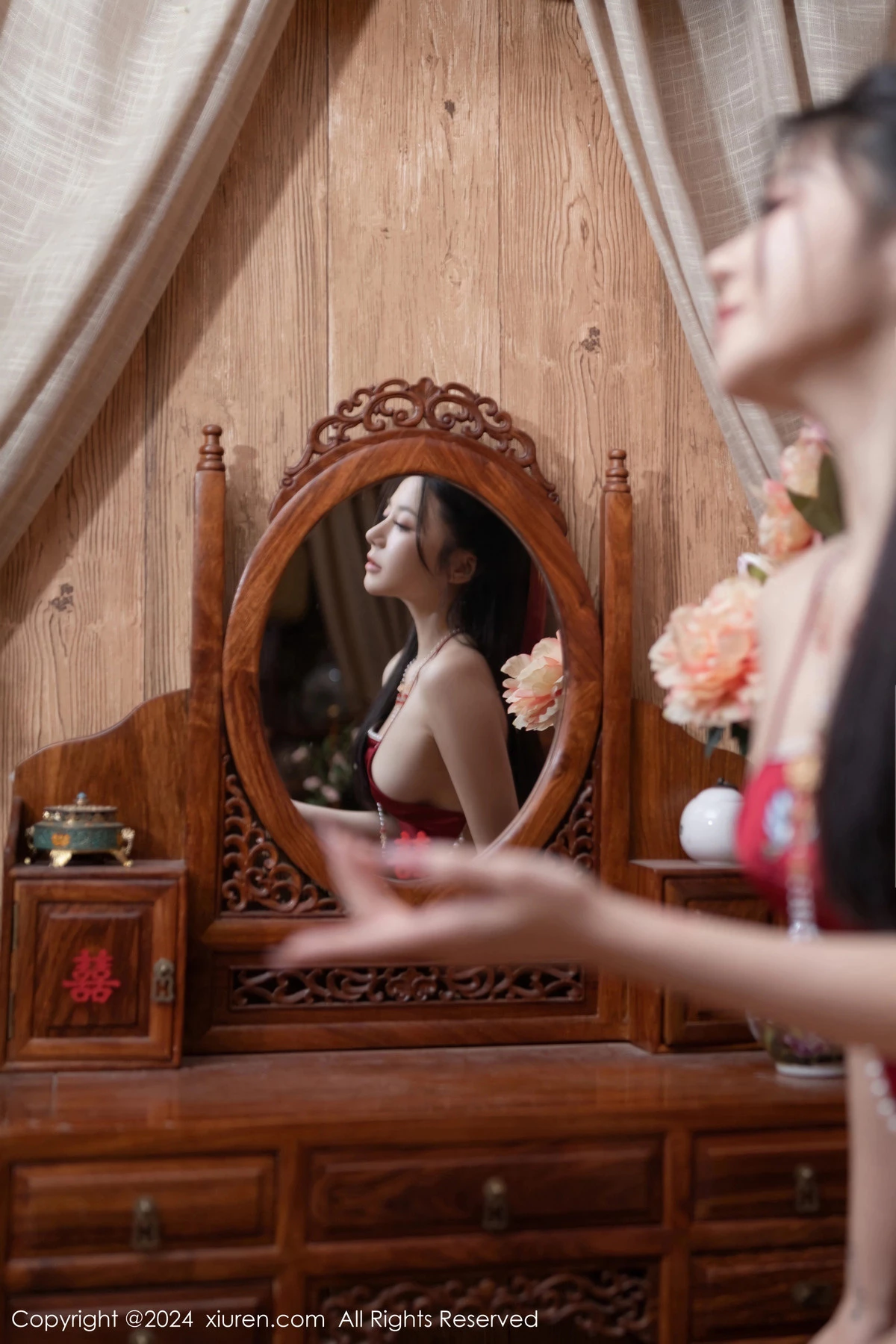 [[XiuRen秀人网]秀人网]No.8095_模特鱼子酱Fish贺新春主题红色服饰露红布兜秀曼妙身姿诱惑写真80P