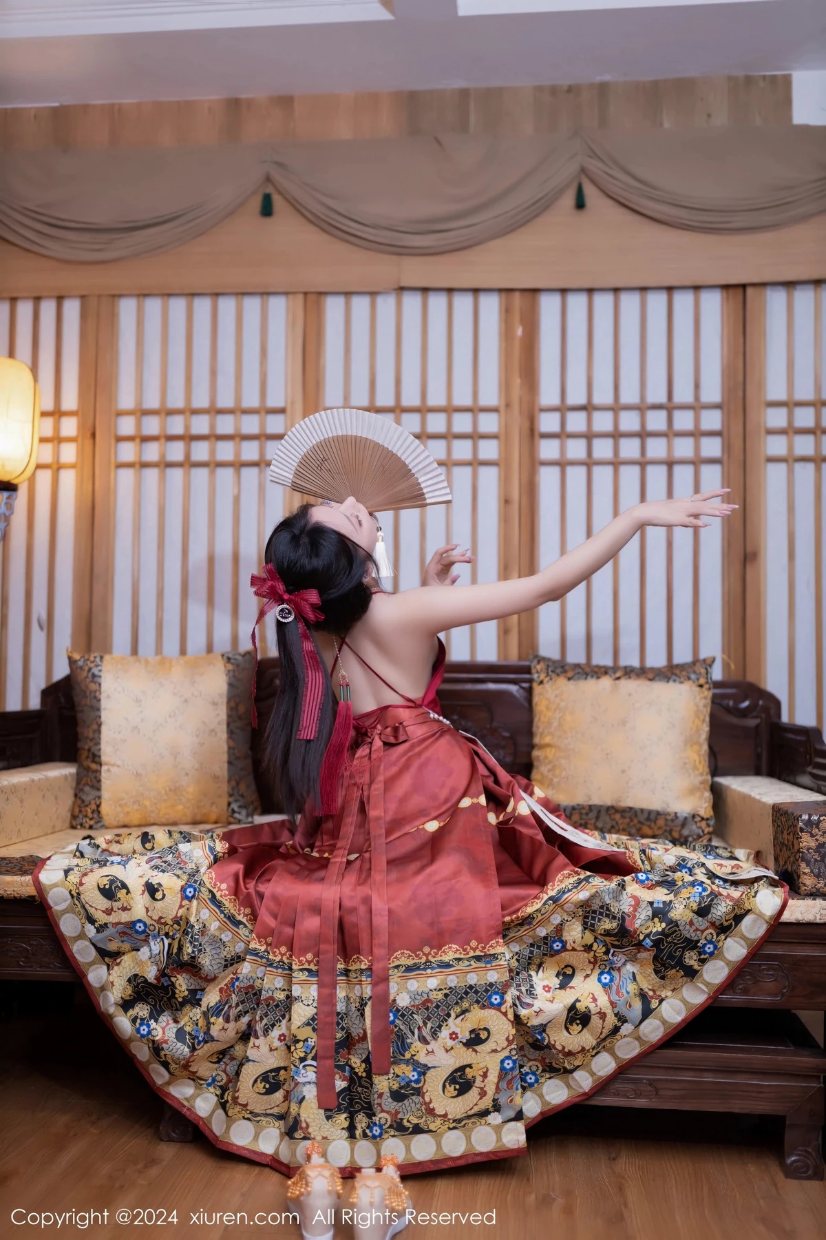 [[XiuRen秀人网]秀人网]No.8095_模特鱼子酱Fish贺新春主题红色服饰露红布兜秀曼妙身姿诱惑写真80P