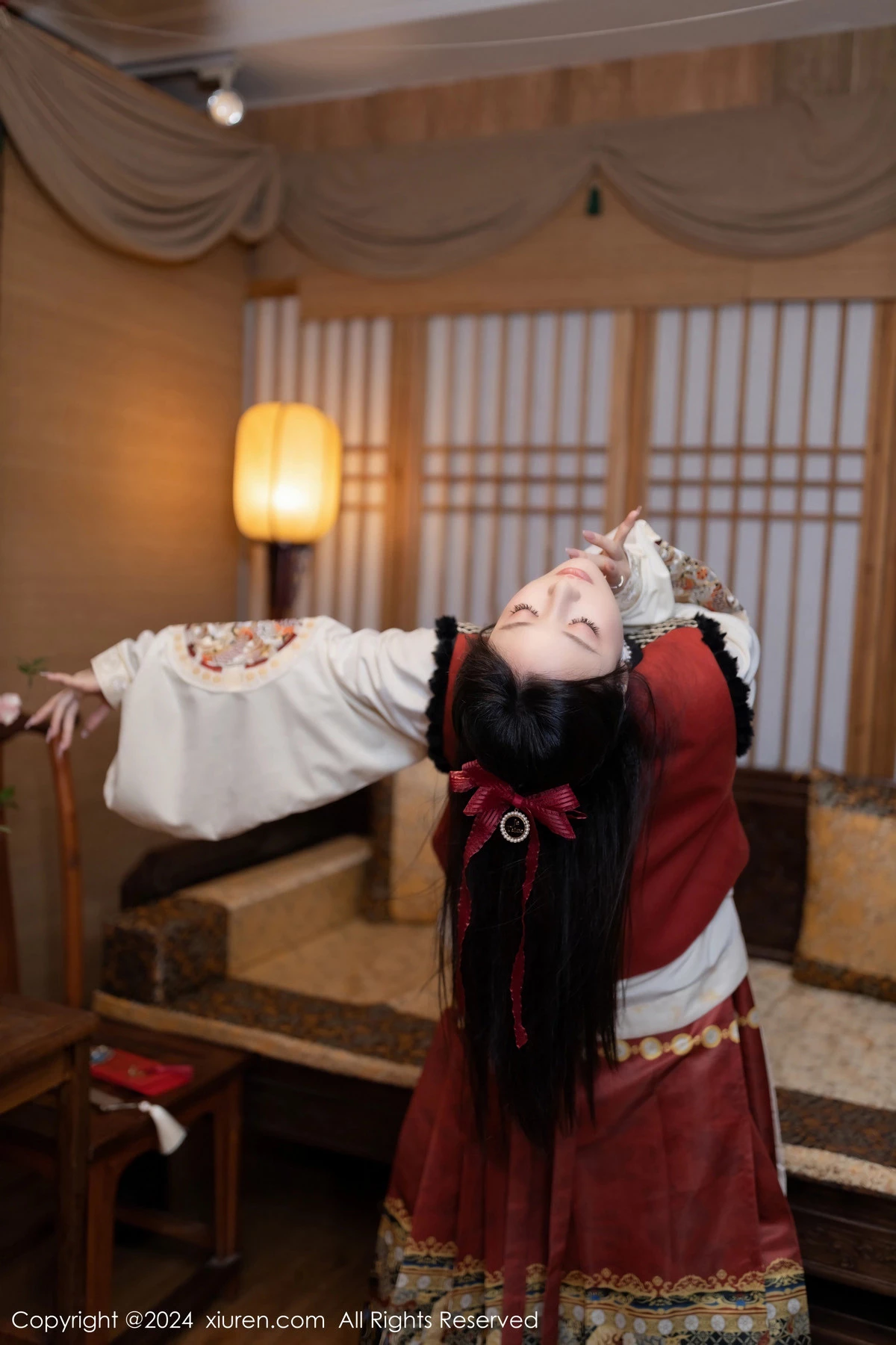 [[XiuRen秀人网]秀人网]No.8095_模特鱼子酱Fish贺新春主题红色服饰露红布兜秀曼妙身姿诱惑写真80P