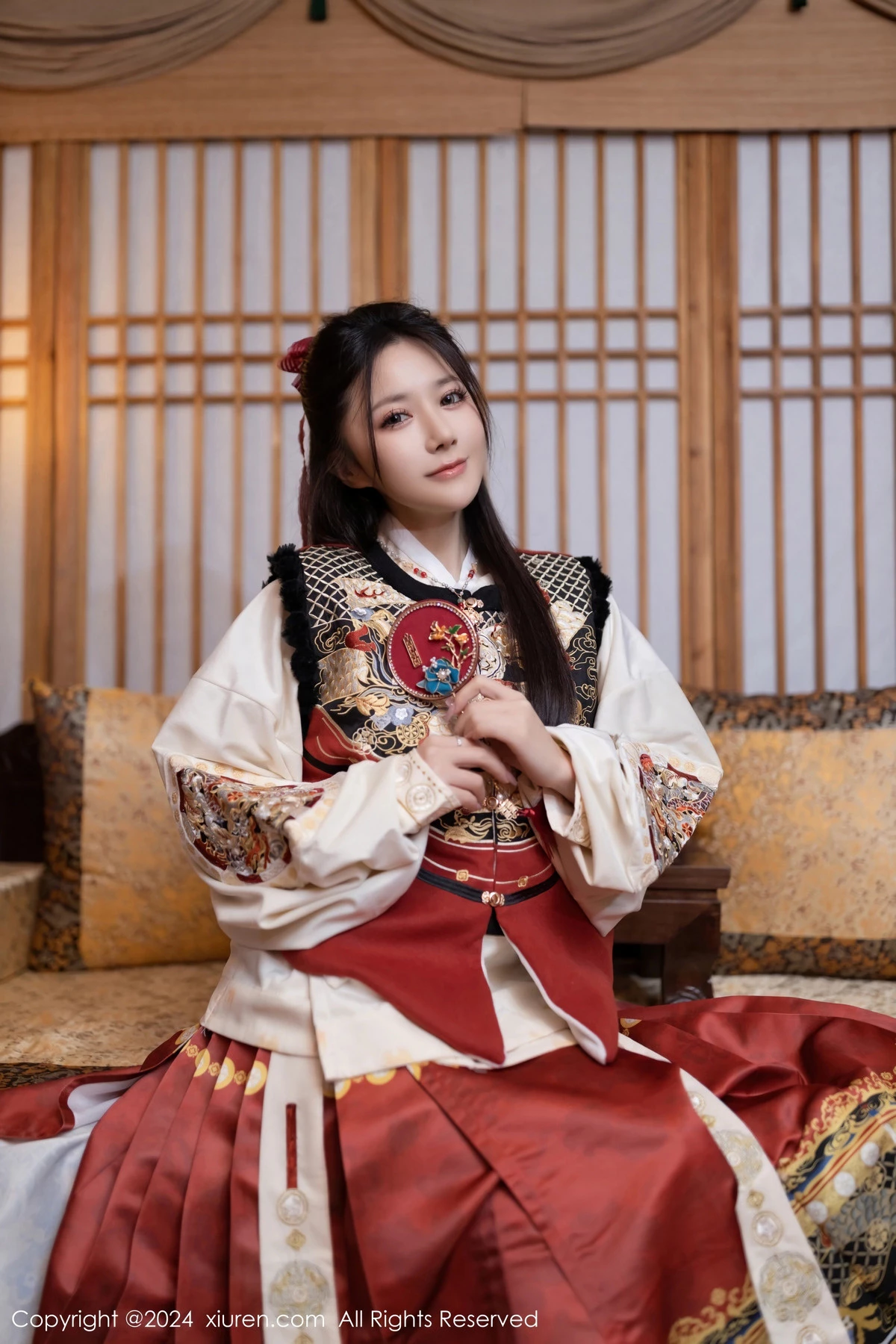 [[XiuRen秀人网]秀人网]No.8095_模特鱼子酱Fish贺新春主题红色服饰露红布兜秀曼妙身姿诱惑写真80P