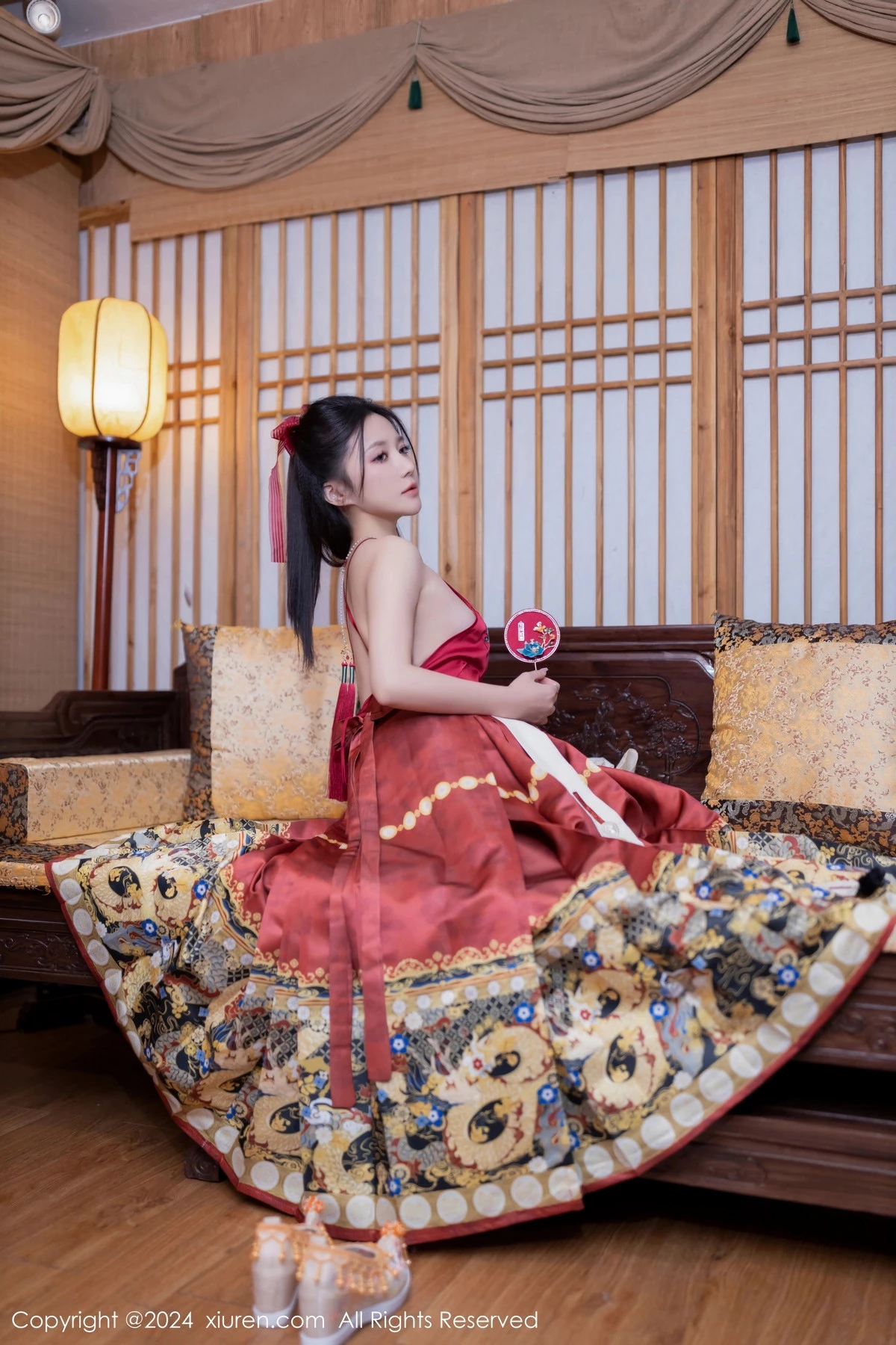 [[XiuRen秀人网]秀人网]No.8095_模特鱼子酱Fish贺新春主题红色服饰露红布兜秀曼妙身姿诱惑写真80P