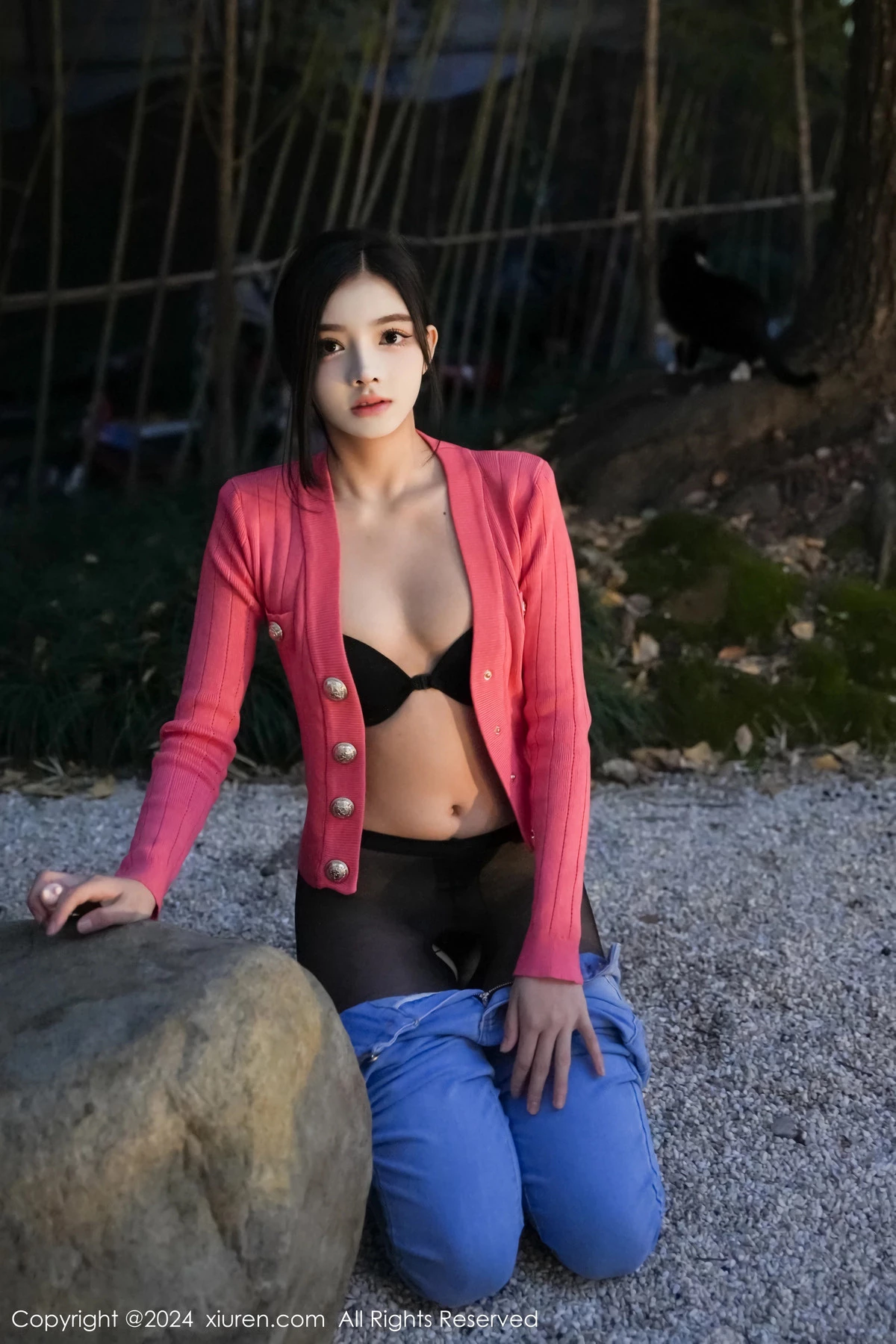 [[XiuRen秀人网]秀人网]No.8091_新人模特龙雪儿脱牛仔裤露性感黑色内衣配开档黑丝极致魅惑写真69P