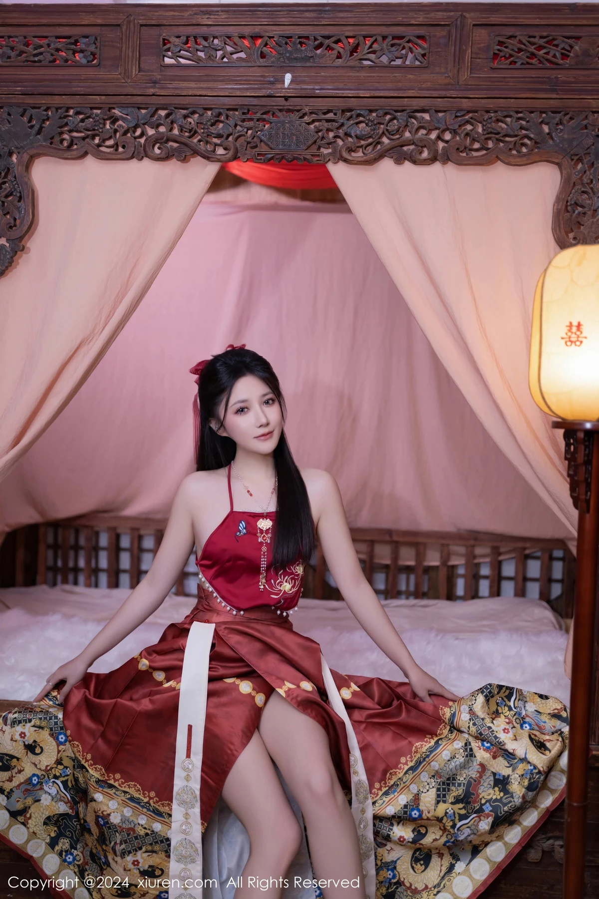 [[XiuRen秀人网]秀人网]No.8095_模特鱼子酱Fish贺新春主题红色服饰露红布兜秀曼妙身姿诱惑写真80P