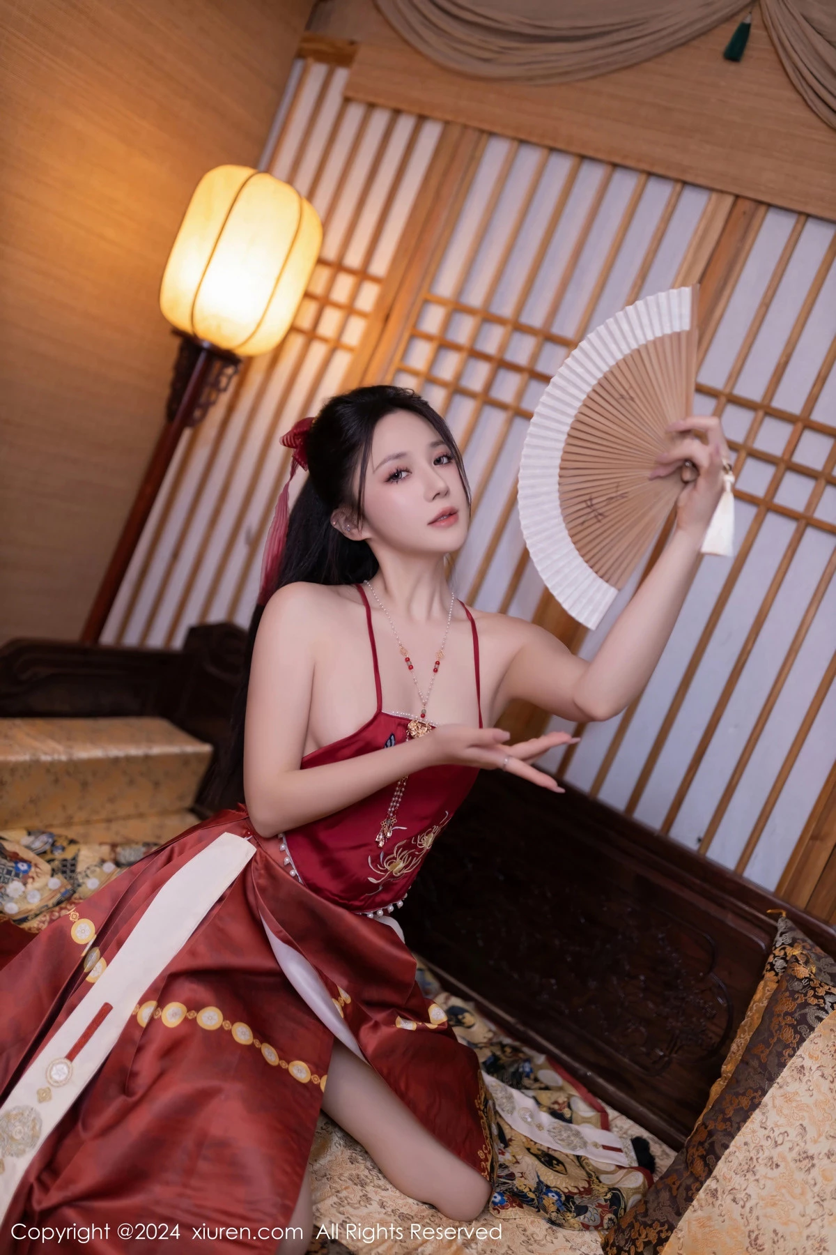 [[XiuRen秀人网]秀人网]No.8095_模特鱼子酱Fish贺新春主题红色服饰露红布兜秀曼妙身姿诱惑写真80P