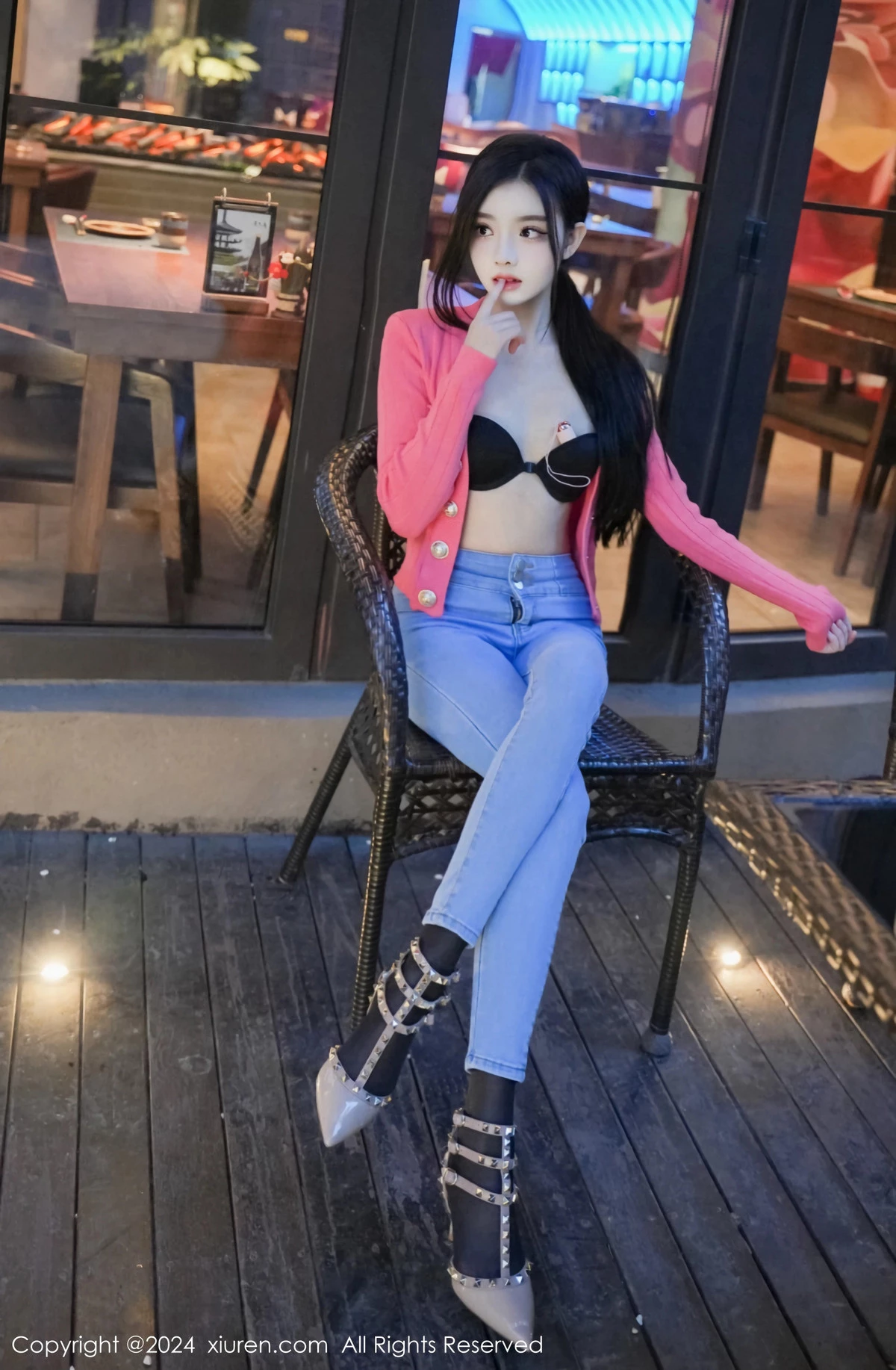 [[XiuRen秀人网]秀人网]No.8091_新人模特龙雪儿脱牛仔裤露性感黑色内衣配开档黑丝极致魅惑写真69P