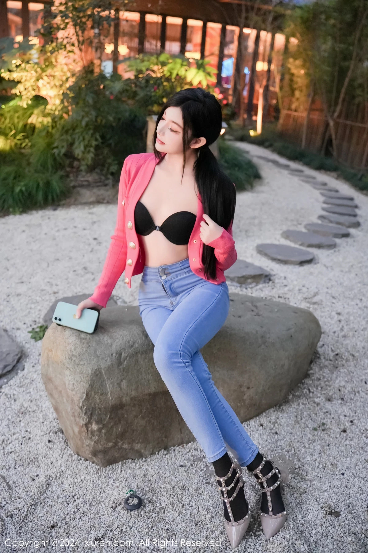 [[XiuRen秀人网]秀人网]No.8091_新人模特龙雪儿脱牛仔裤露性感黑色内衣配开档黑丝极致魅惑写真69P