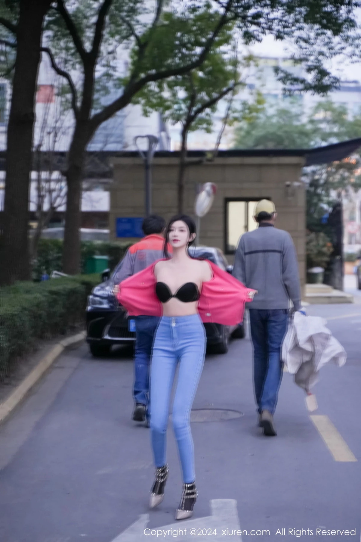 [[XiuRen秀人网]秀人网]No.8091_新人模特龙雪儿脱牛仔裤露性感黑色内衣配开档黑丝极致魅惑写真69P