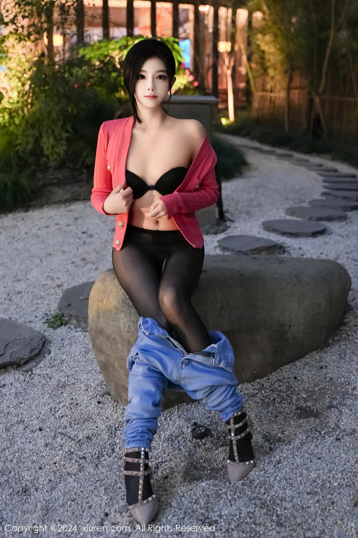 [[XiuRen秀人网]秀人网]No.8091_新人模特龙雪儿脱牛仔裤露性感黑色内衣配开档黑丝极致魅惑写真69P