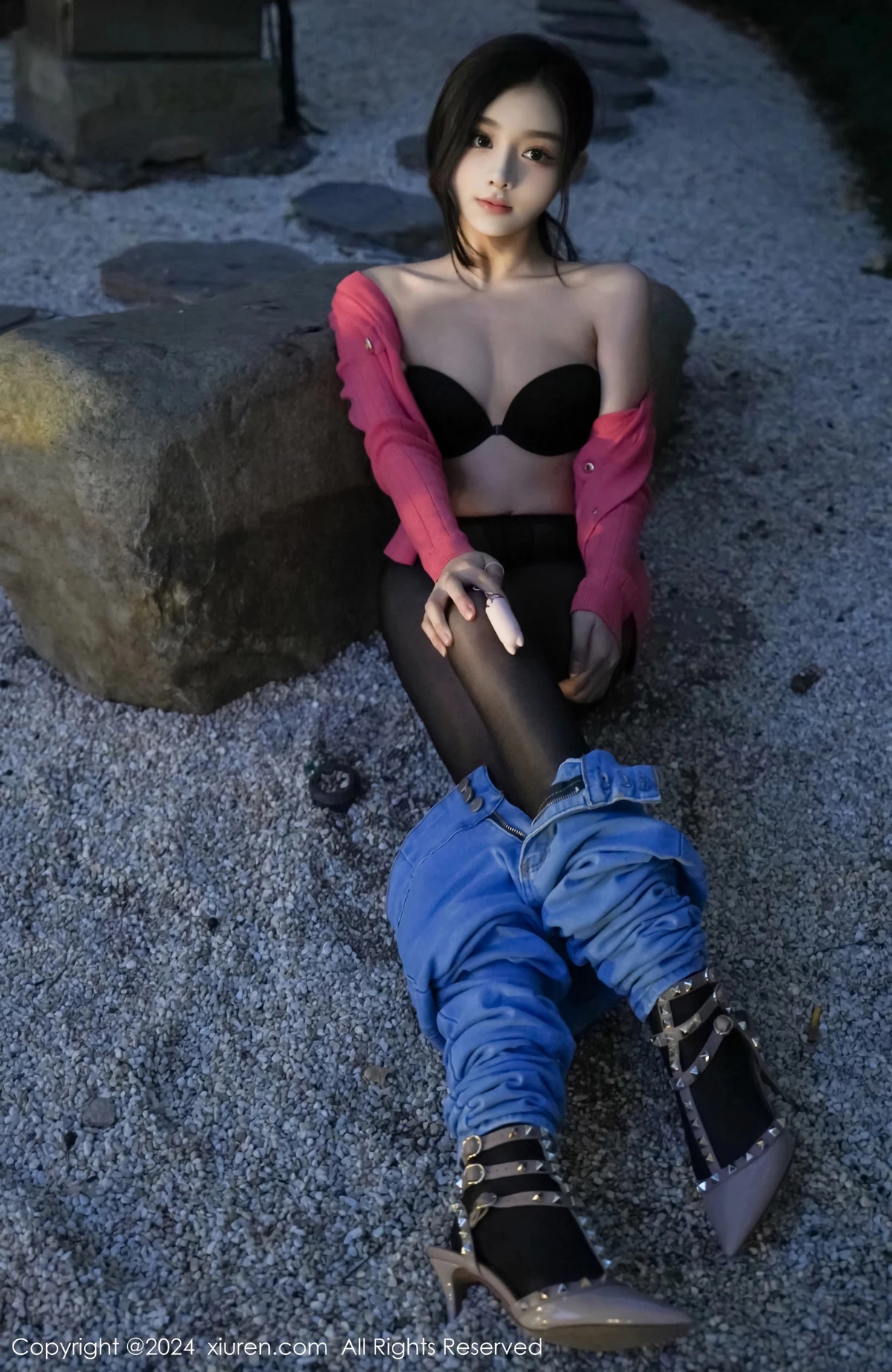 [[XiuRen秀人网]秀人网]No.8091_新人模特龙雪儿脱牛仔裤露性感黑色内衣配开档黑丝极致魅惑写真69P