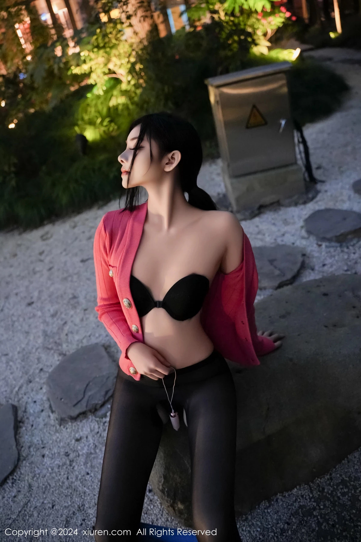 [[XiuRen秀人网]秀人网]No.8091_新人模特龙雪儿脱牛仔裤露性感黑色内衣配开档黑丝极致魅惑写真69P