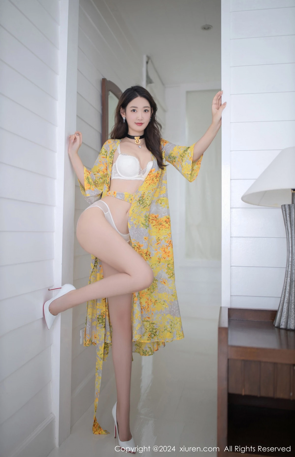 [[XiuRen秀人网]秀人网]No.8001_模特唐安琪性感黄色长裙露白色蕾丝内衣配原色丝袜迷人诱惑写真80P