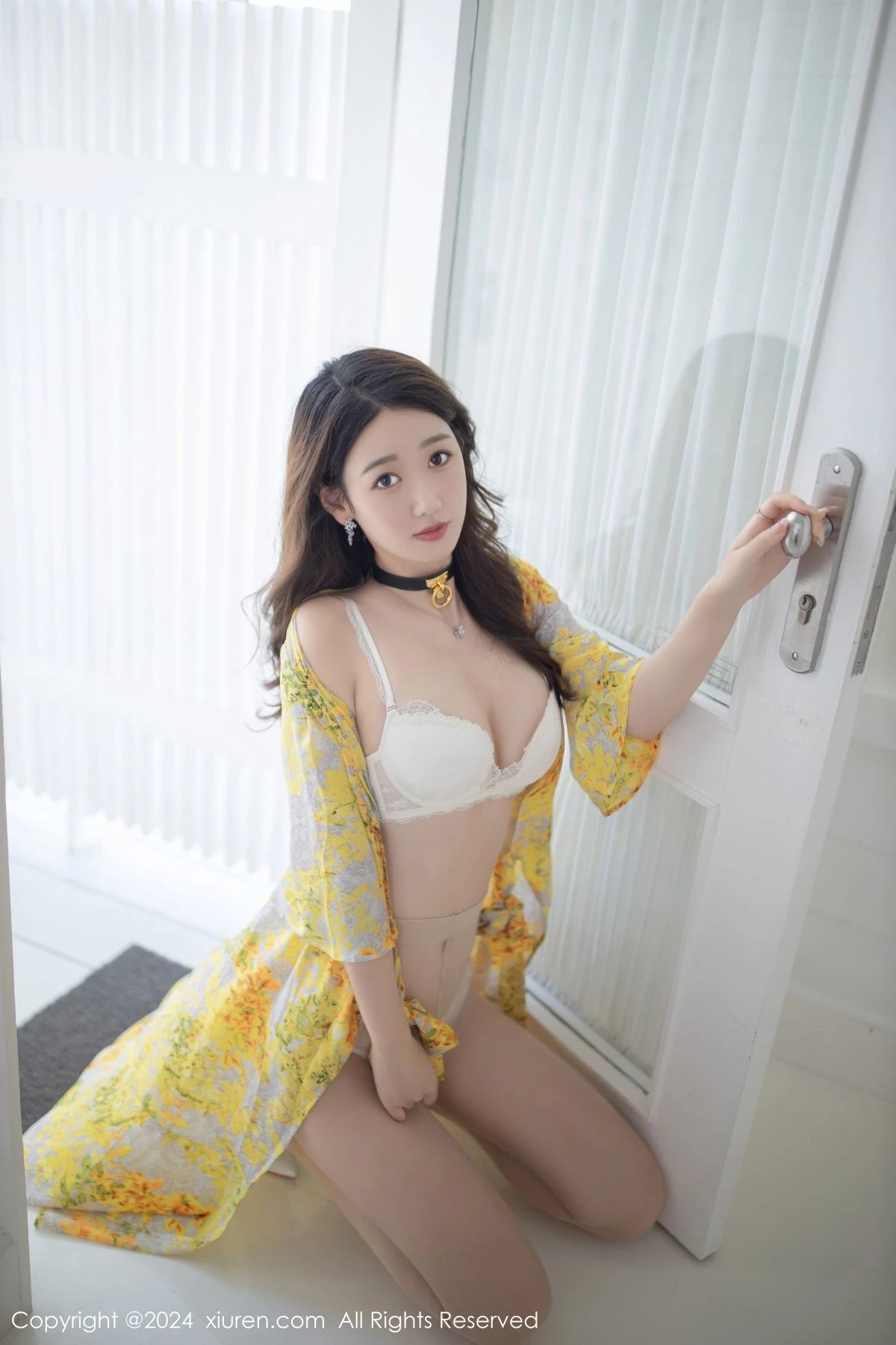 [[XiuRen秀人网]秀人网]No.8001_模特唐安琪性感黄色长裙露白色蕾丝内衣配原色丝袜迷人诱惑写真80P