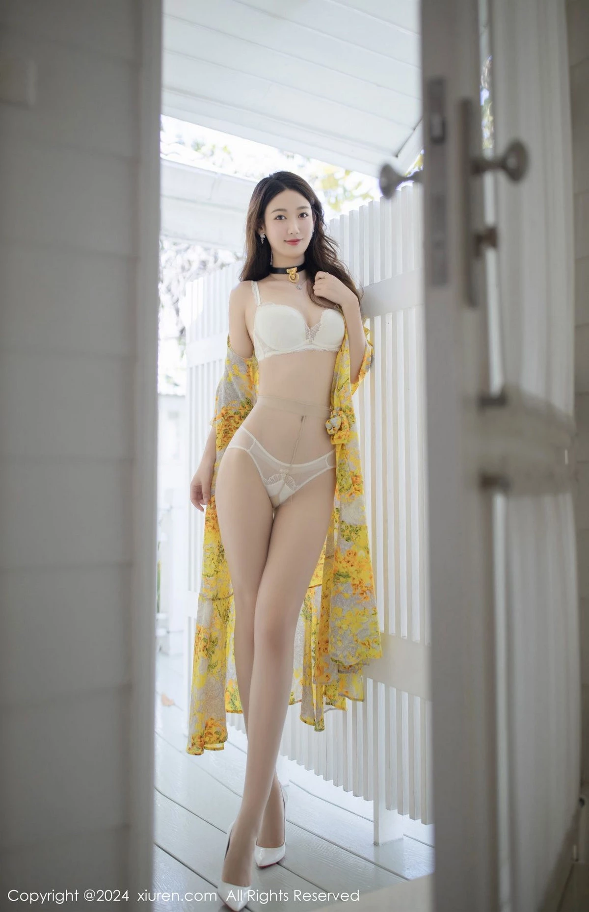 [[XiuRen秀人网]秀人网]No.8001_模特唐安琪性感黄色长裙露白色蕾丝内衣配原色丝袜迷人诱惑写真80P